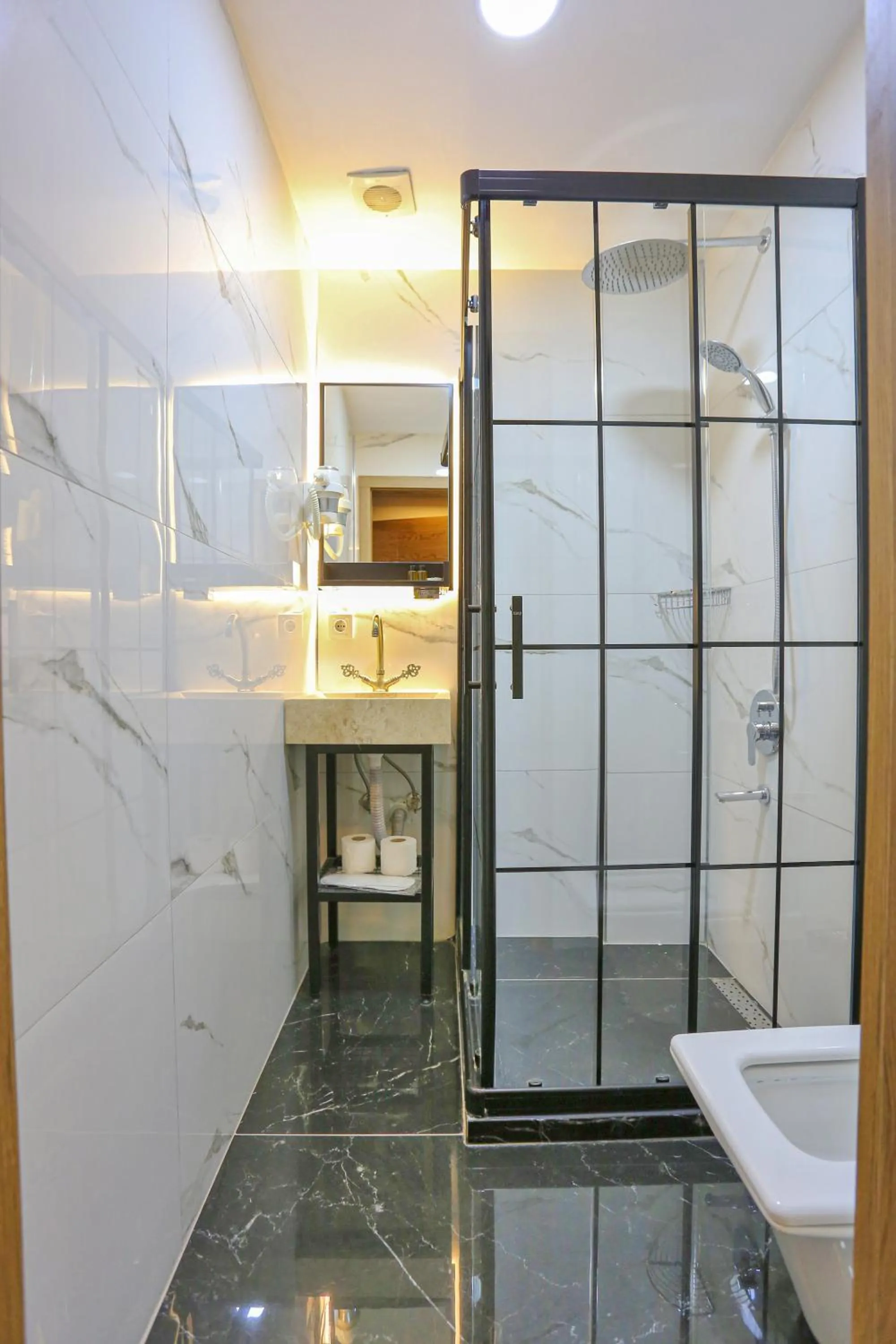 Shower in Turkuaz Hotel