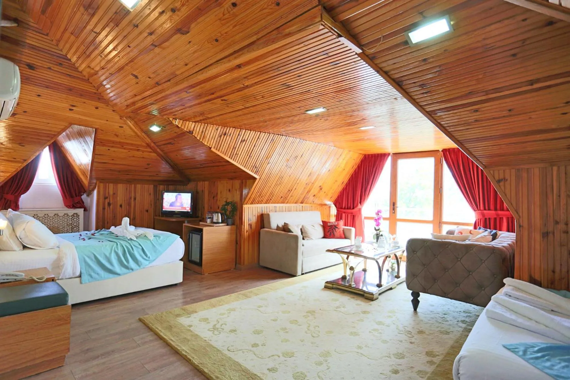 Photo of the whole room, Bed in Turkuaz Hotel