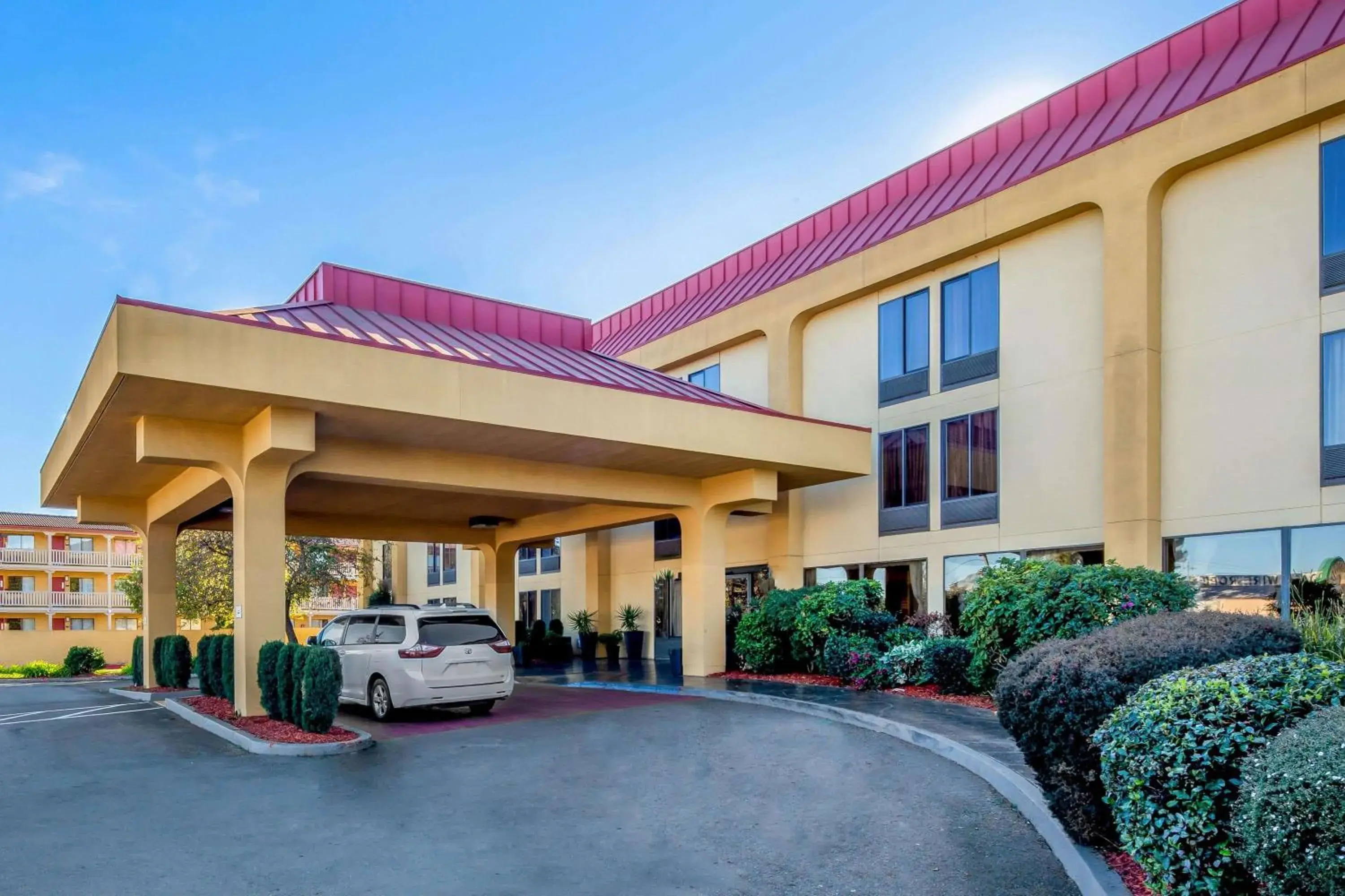 Property Building in La Quinta by Wyndham Oakland Airport Coliseum