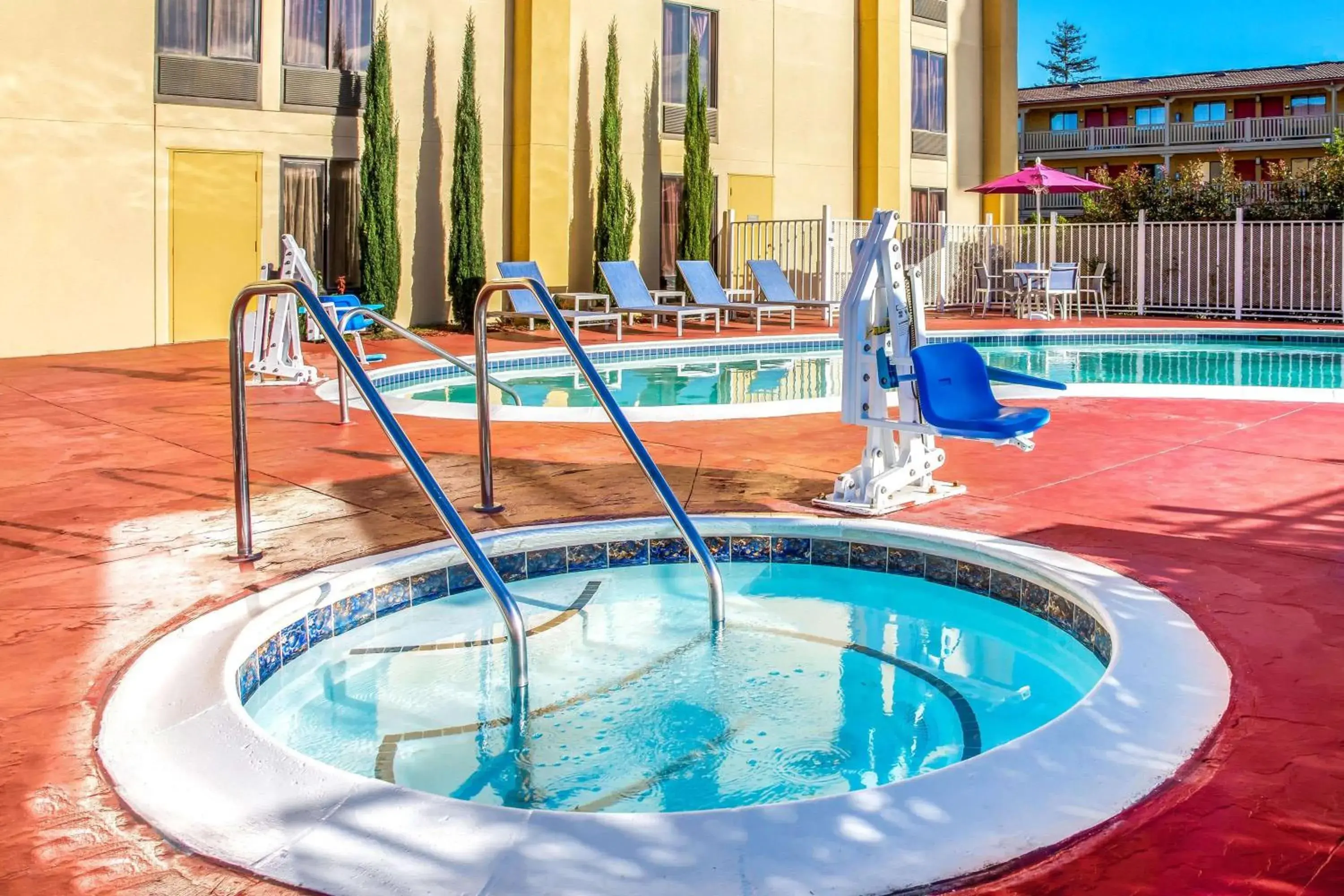 Hot Tub, Swimming Pool in La Quinta by Wyndham Oakland Airport Coliseum