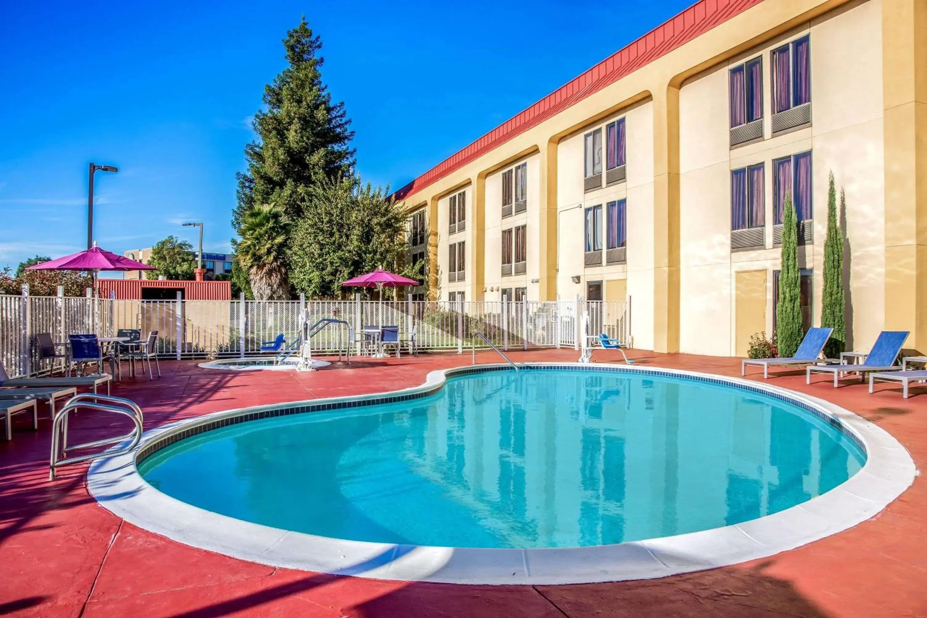 On site, Swimming Pool in La Quinta by Wyndham Oakland Airport Coliseum