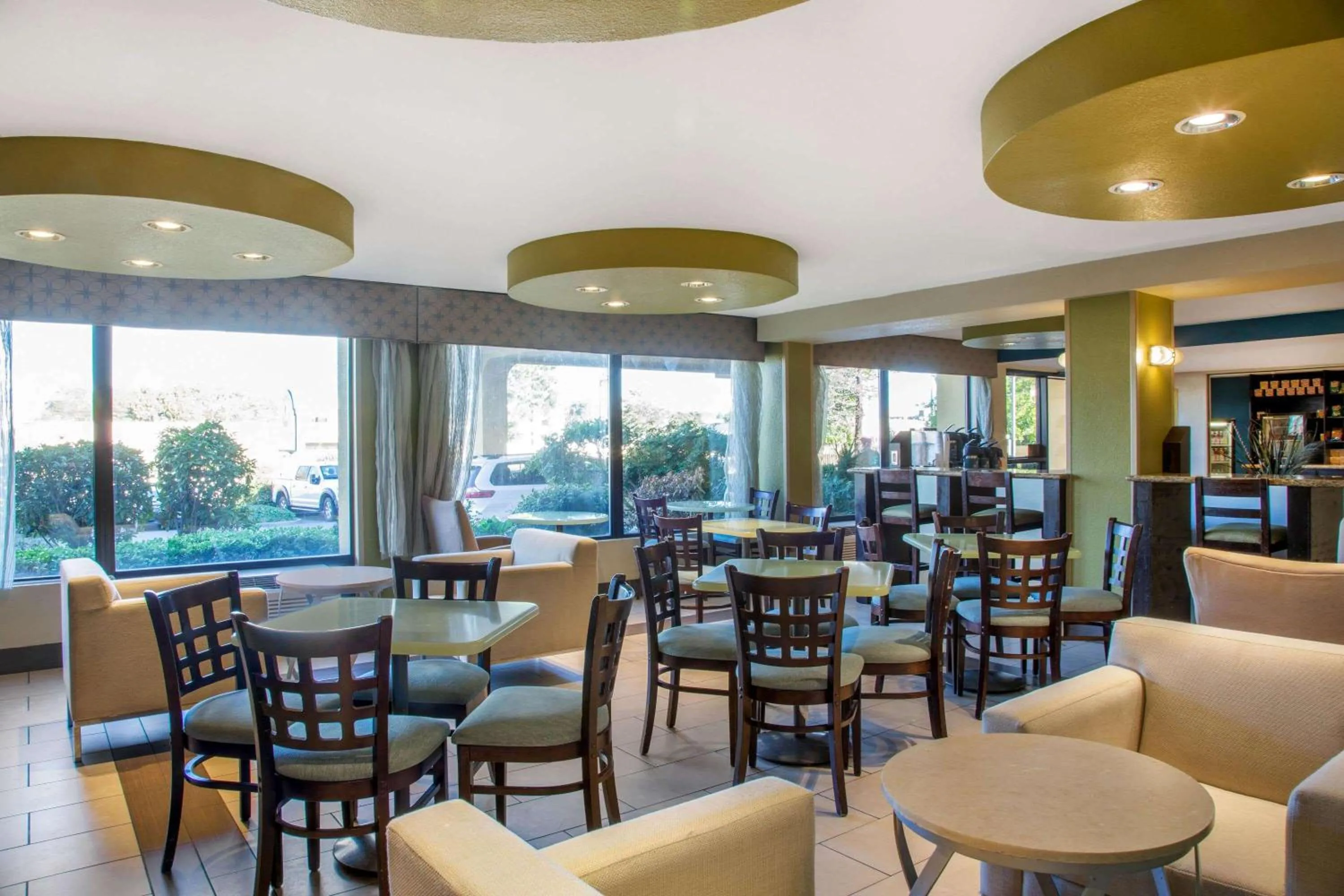 Restaurant/places to eat in Oakland Airport Arena Hotel