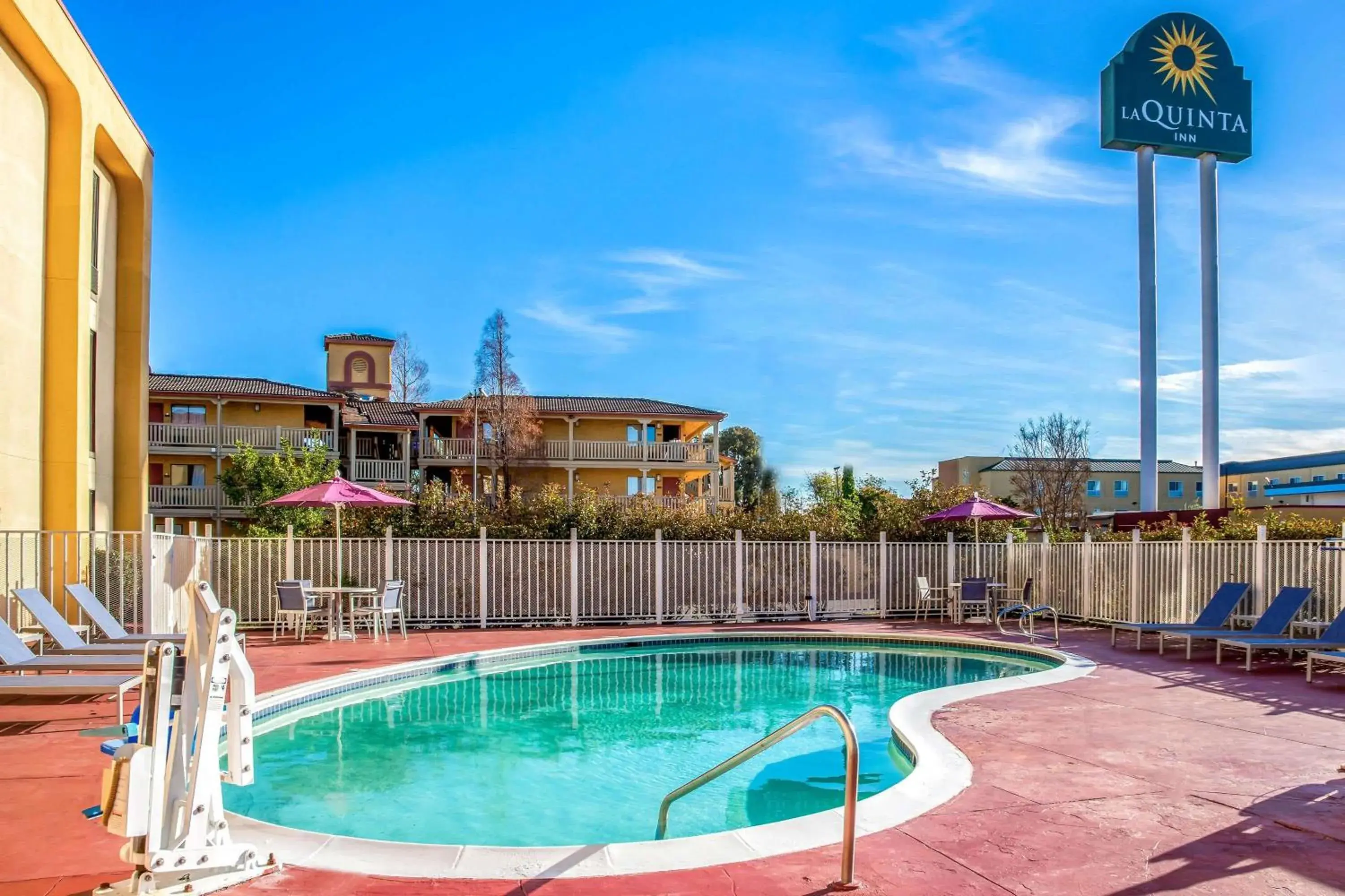 On site, Swimming Pool in La Quinta by Wyndham Oakland Airport Coliseum