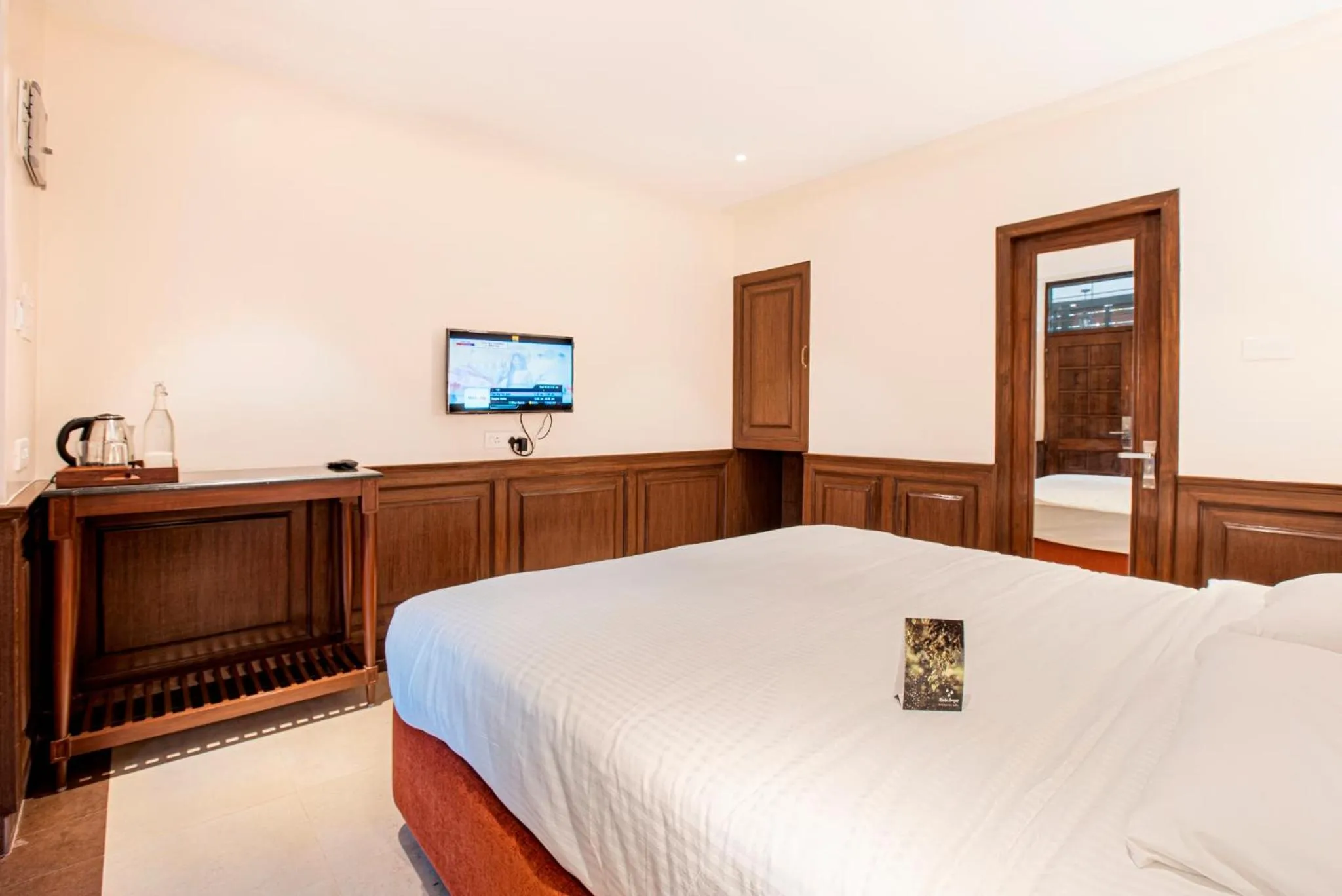 Bed in Hotel Raindrops