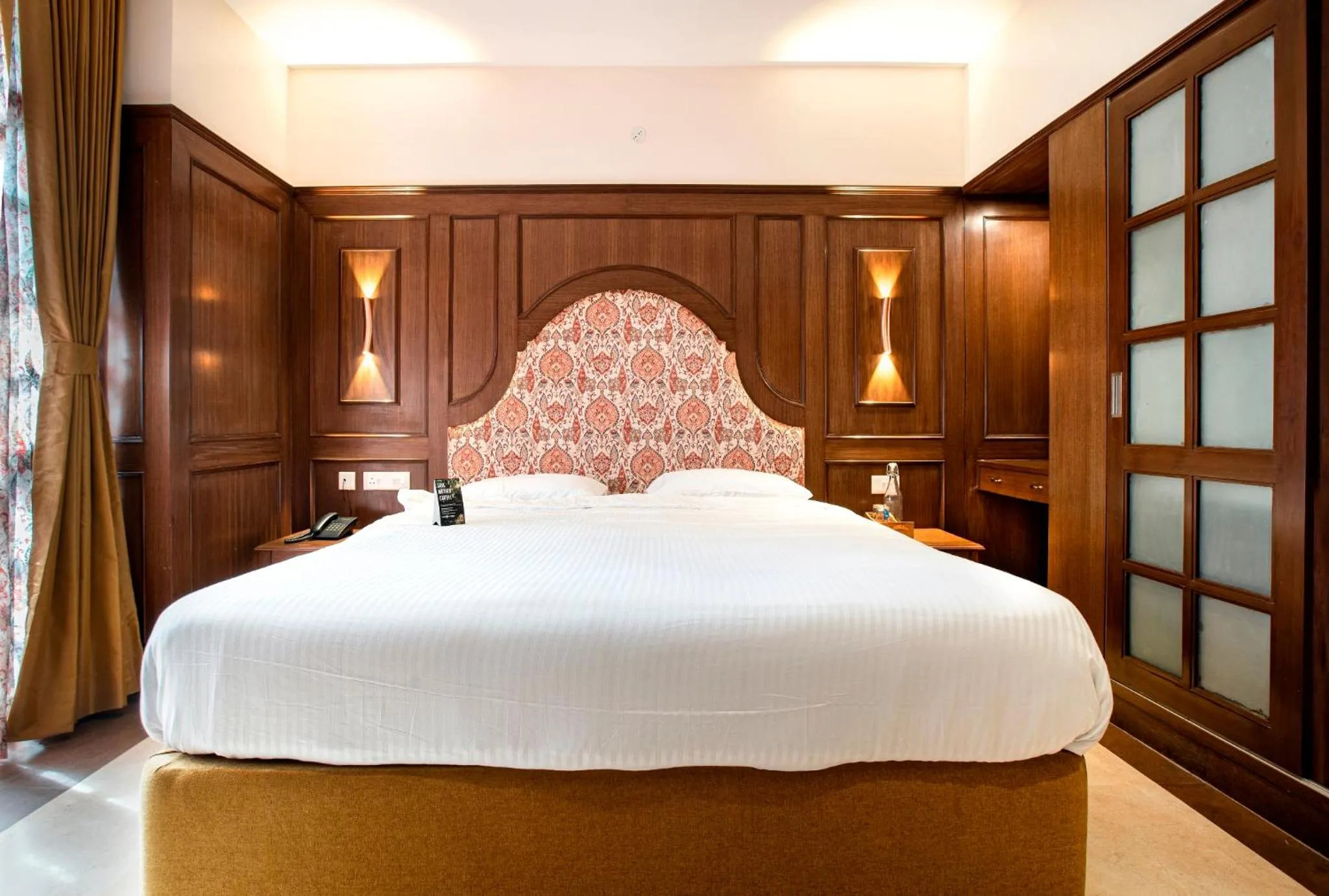 Bed in Hotel Raindrops