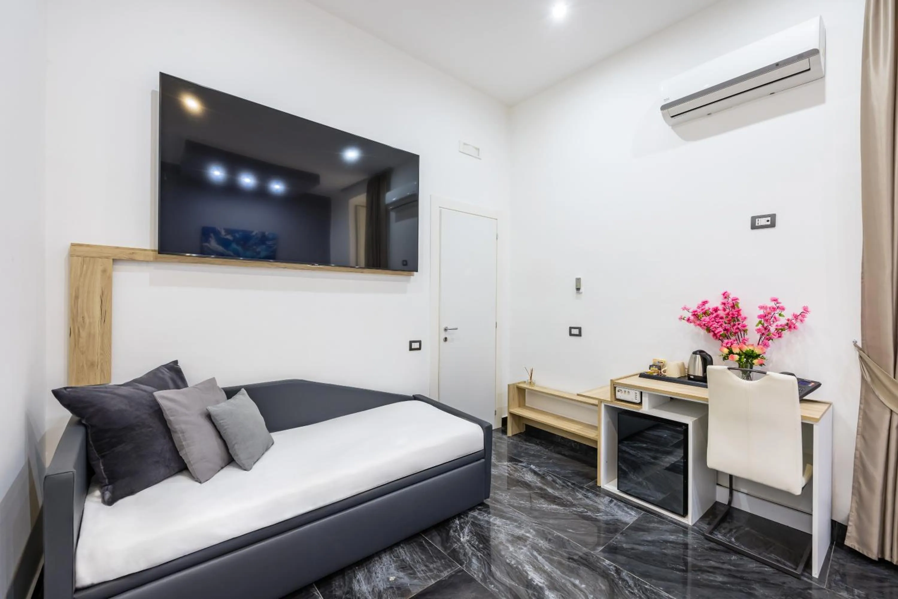 Bed in Bella Napoli Suites