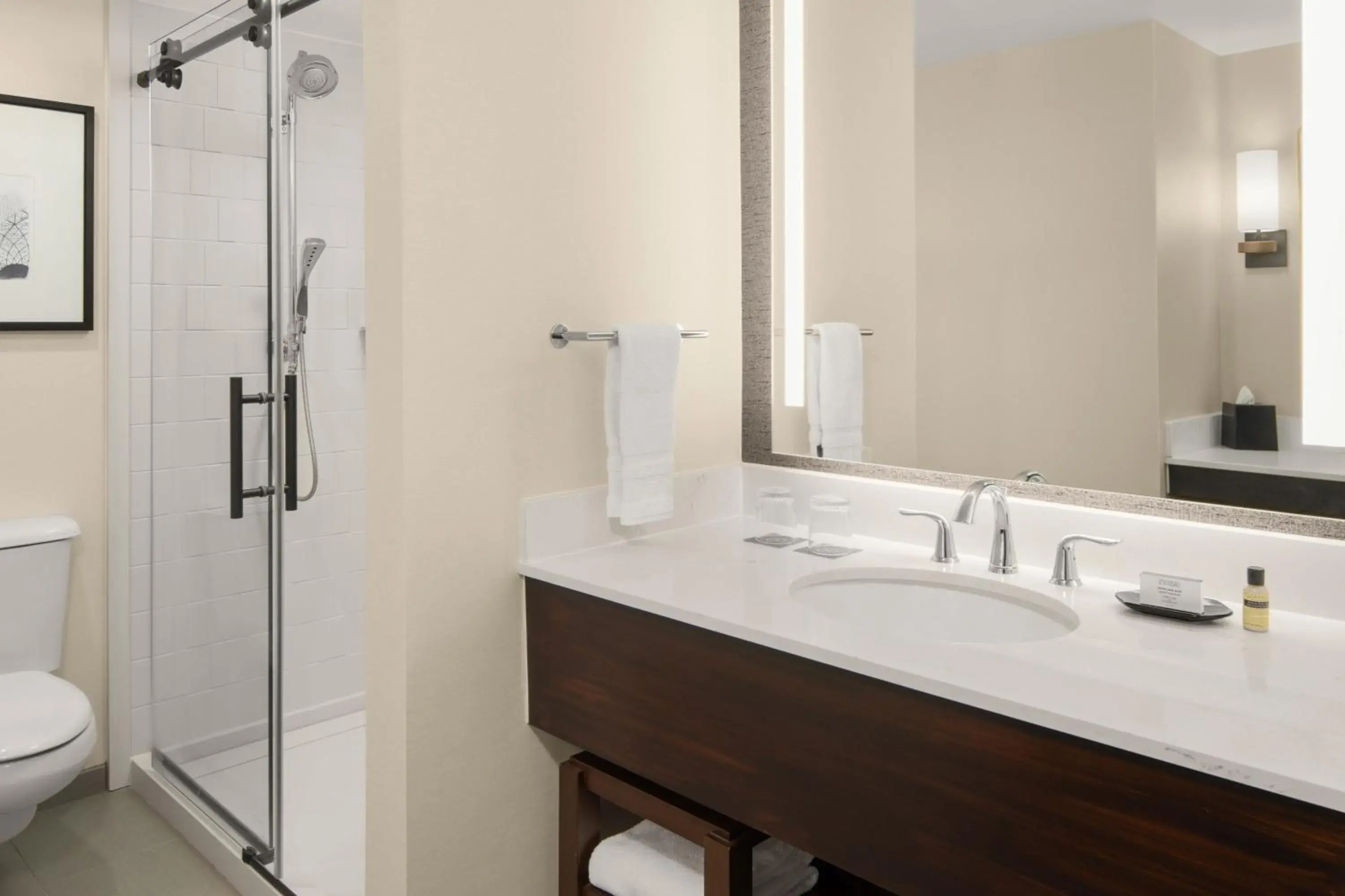 Standard Double Room in Sheraton Milwaukee Brookfield Standard Double Room in Sheraton Milwaukee Brookfield