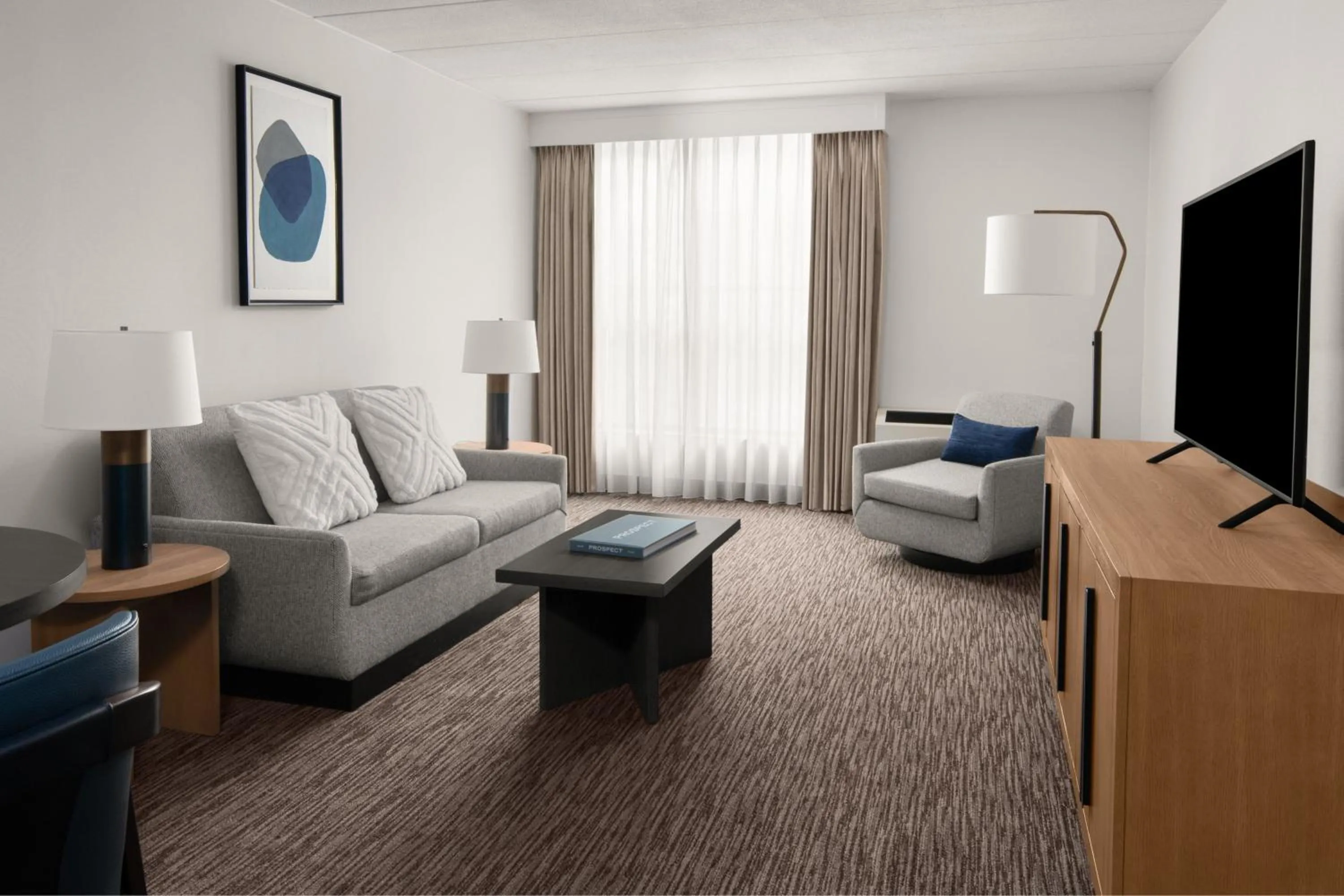 Living room in Sheraton Milwaukee Brookfield