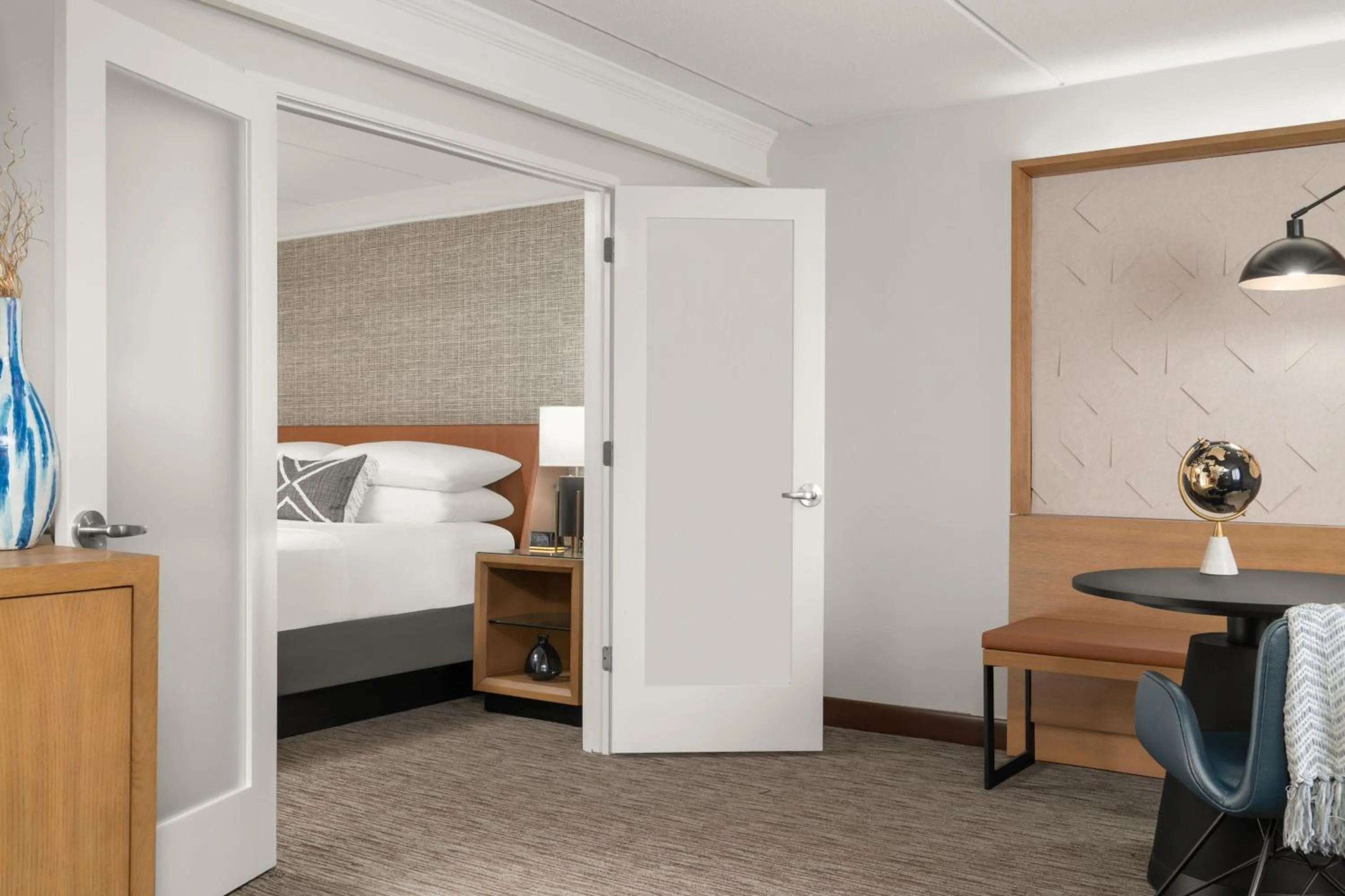 Photo of the whole room, Bed in Sheraton Milwaukee Brookfield