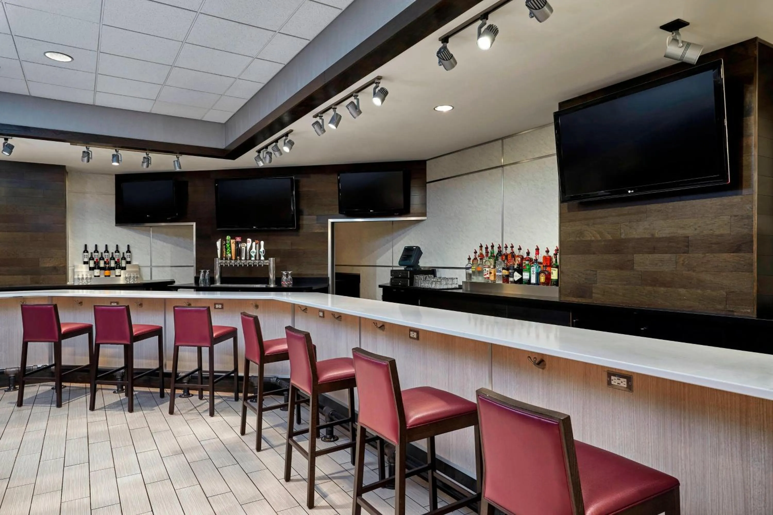 Lounge or bar in Sheraton Milwaukee Brookfield