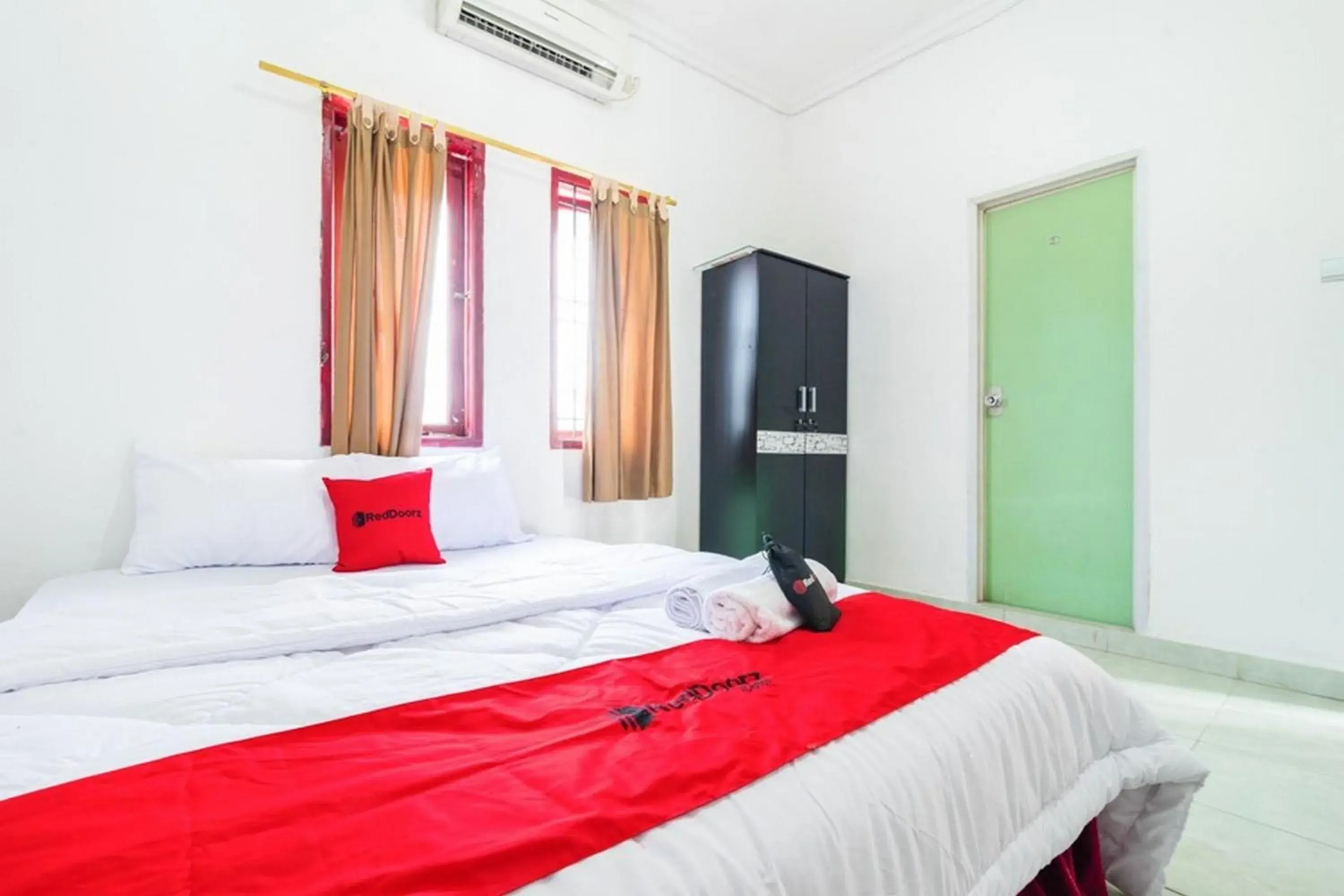 Bed in RedDoorz near Universitas Pamulang Bed in RedDoorz near Universitas Pamulang