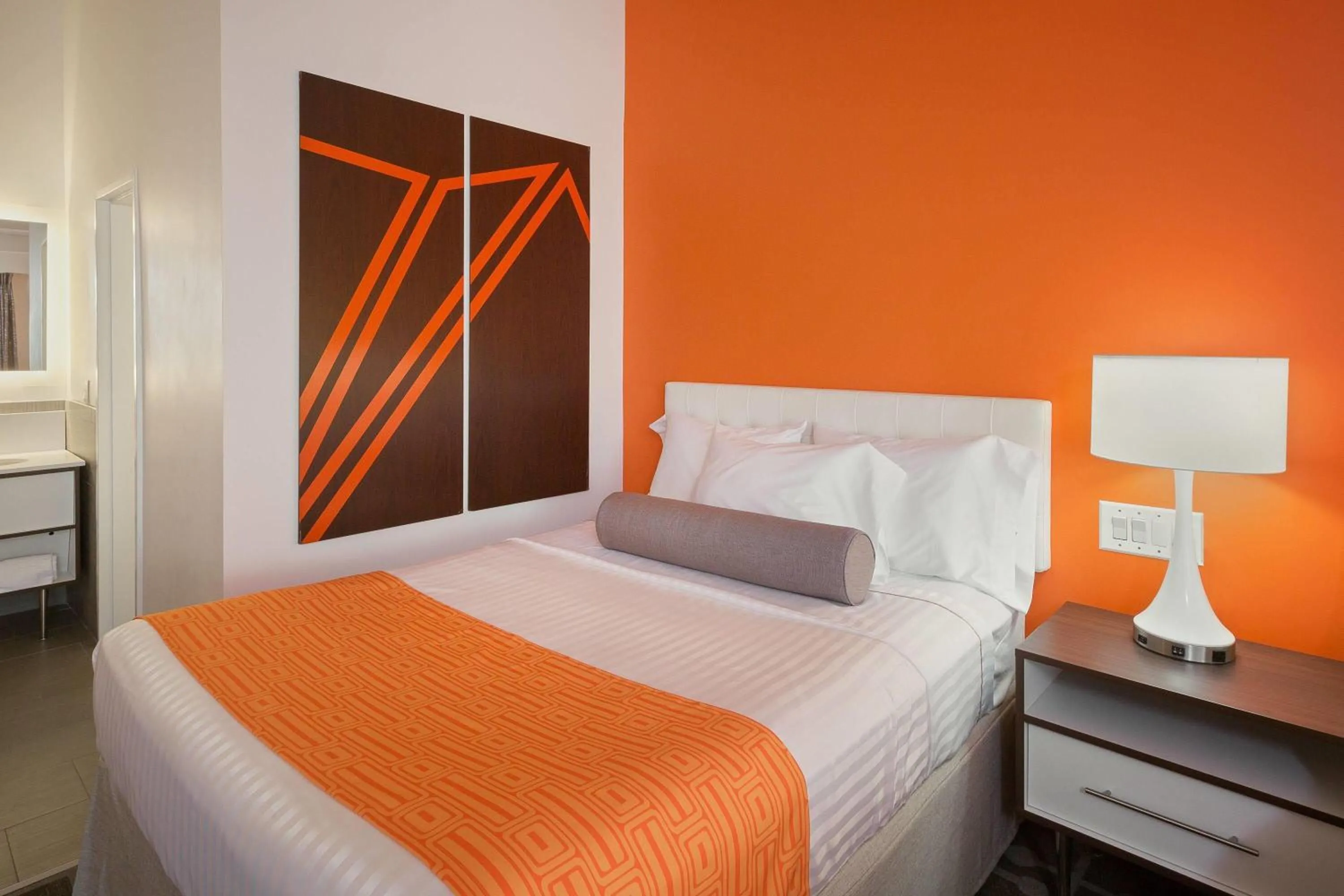 Photo of the whole room, Bed in Howard Johnson by Wyndham Toms River