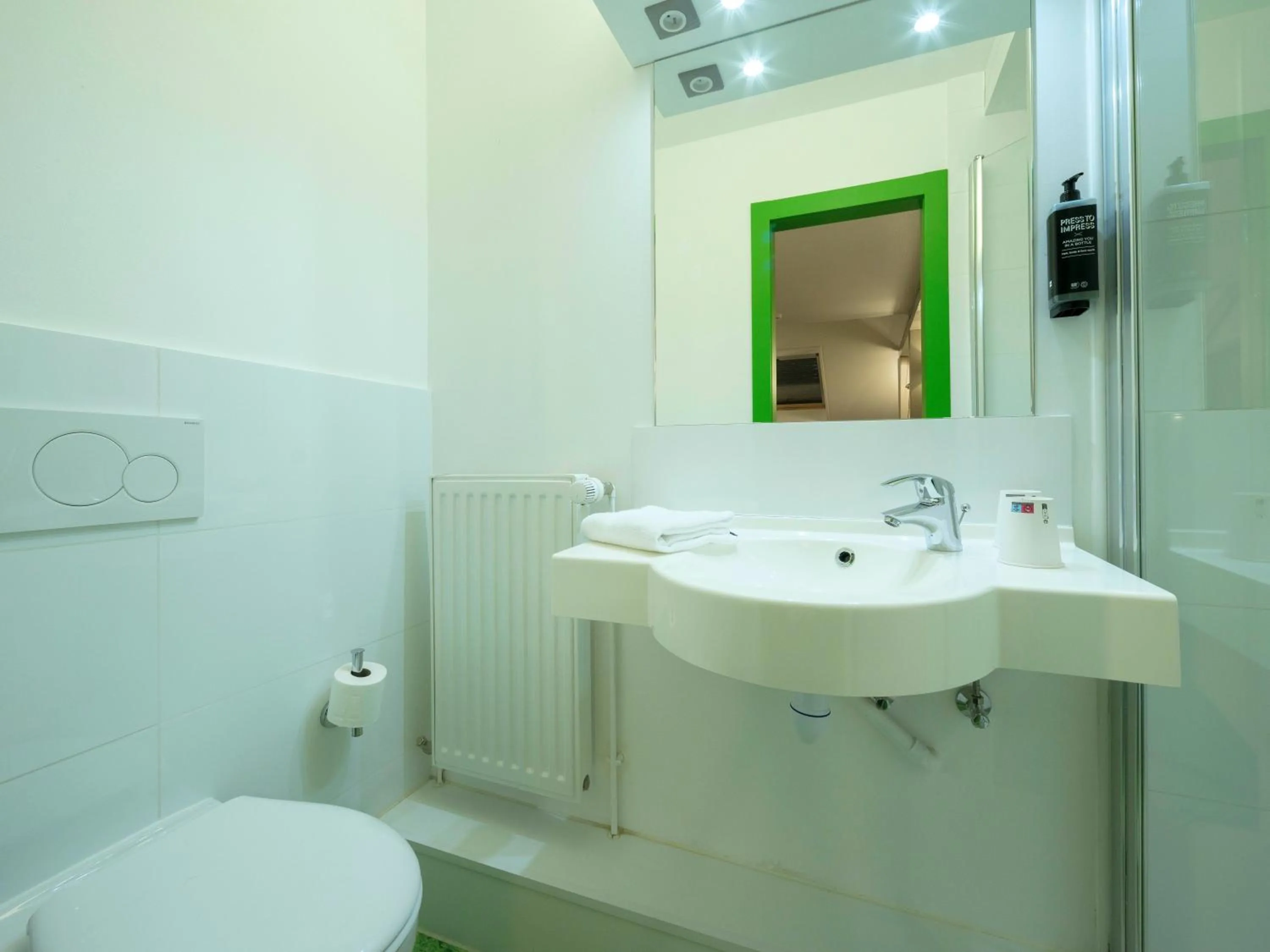 Bathroom in ibis Styles Sarrebourg