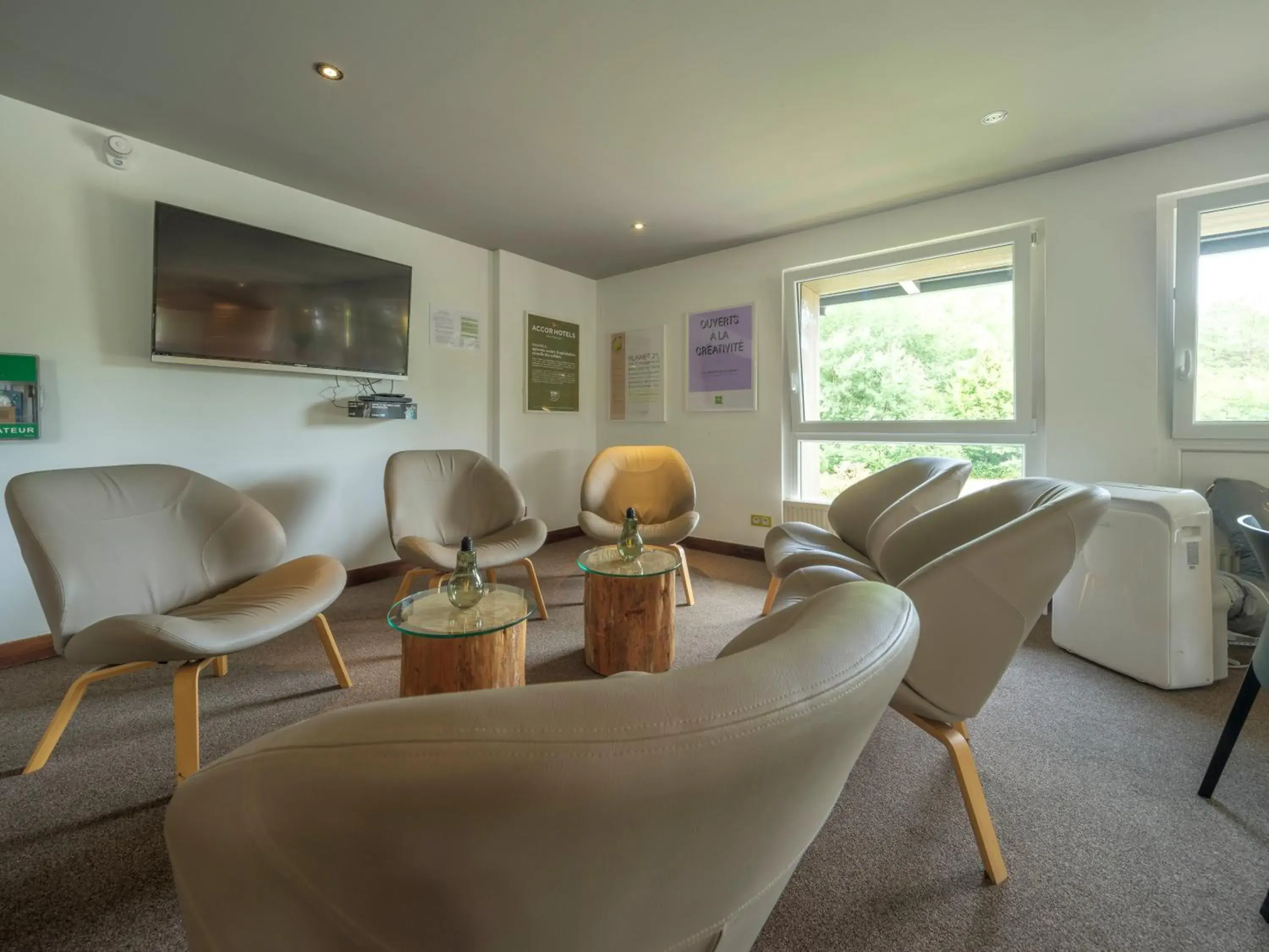 Lounge or bar in ibis Styles Sarrebourg Lounge or bar in ibis Styles Sarrebourg