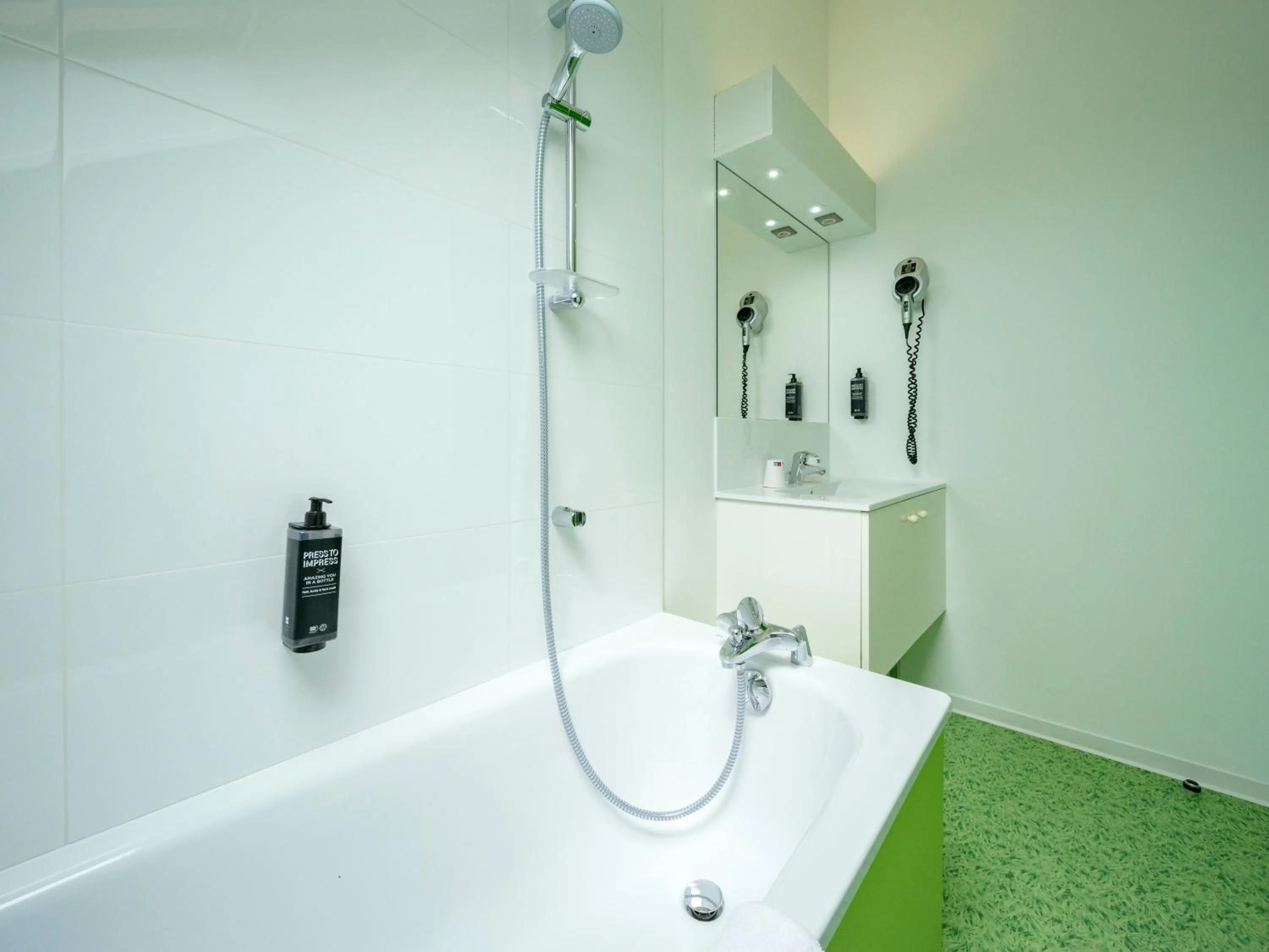 Bathroom in ibis Styles Sarrebourg