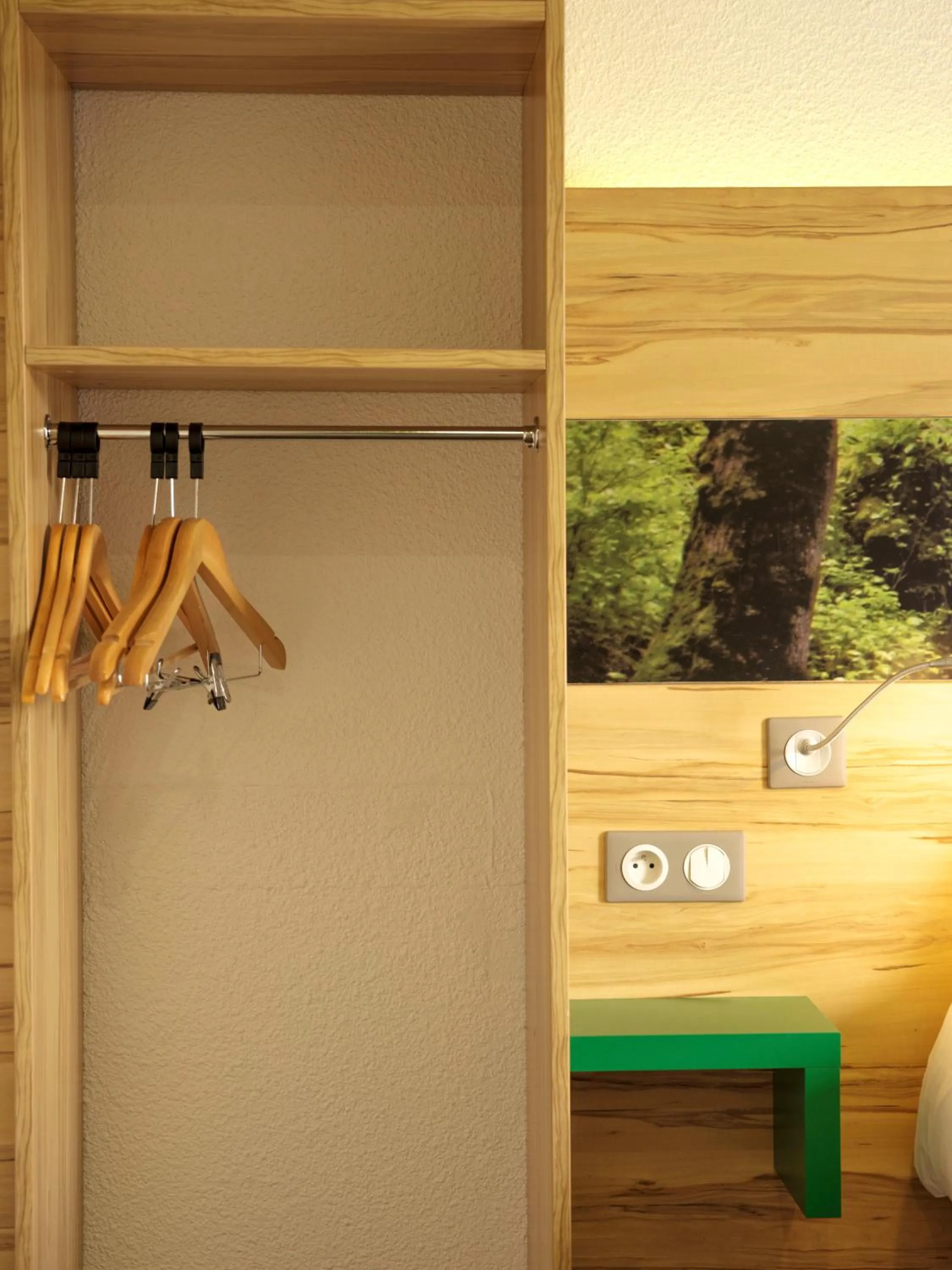 wardrobe in ibis Styles Sarrebourg