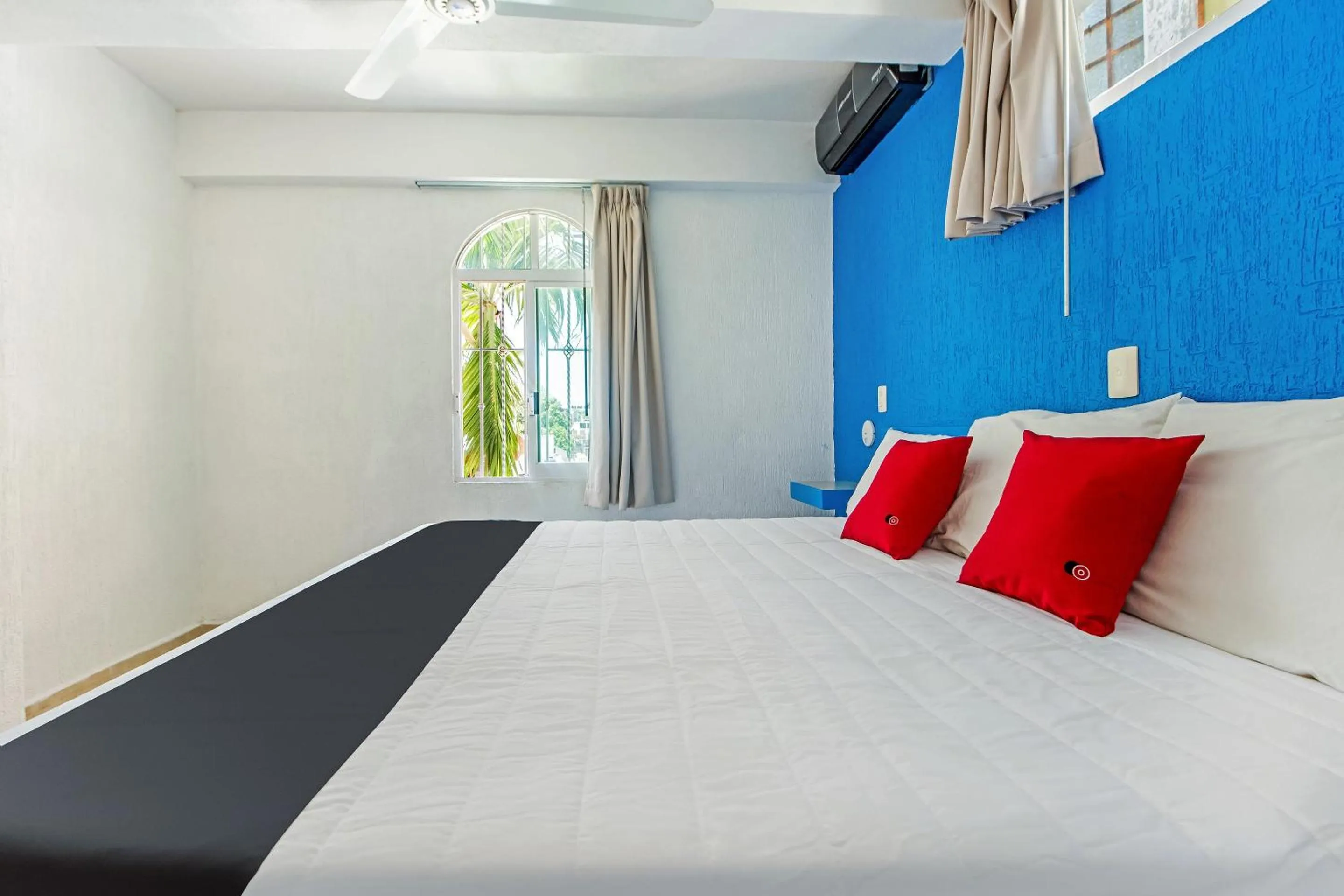 Bedroom, Bed in Capital O Hotel El Mejicano, Acapulco