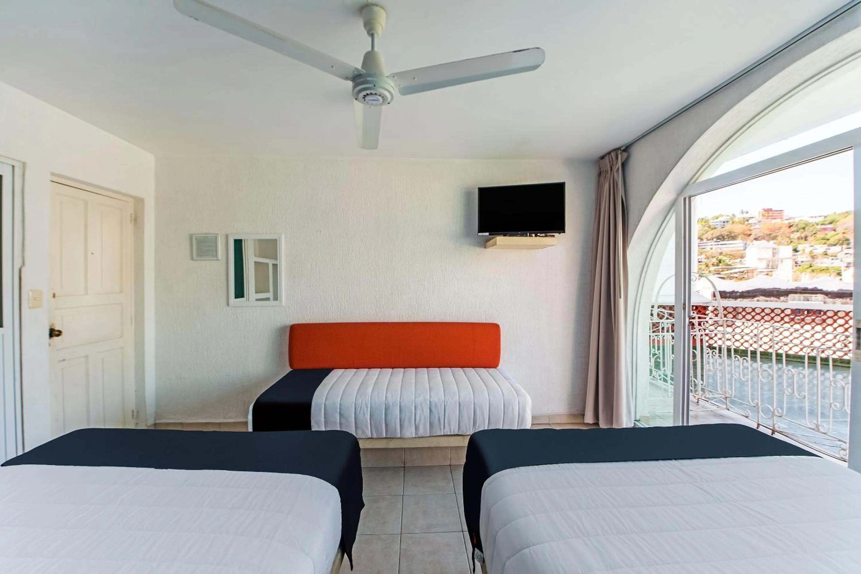 Bedroom, Bed in Capital O Hotel El Mejicano, Acapulco