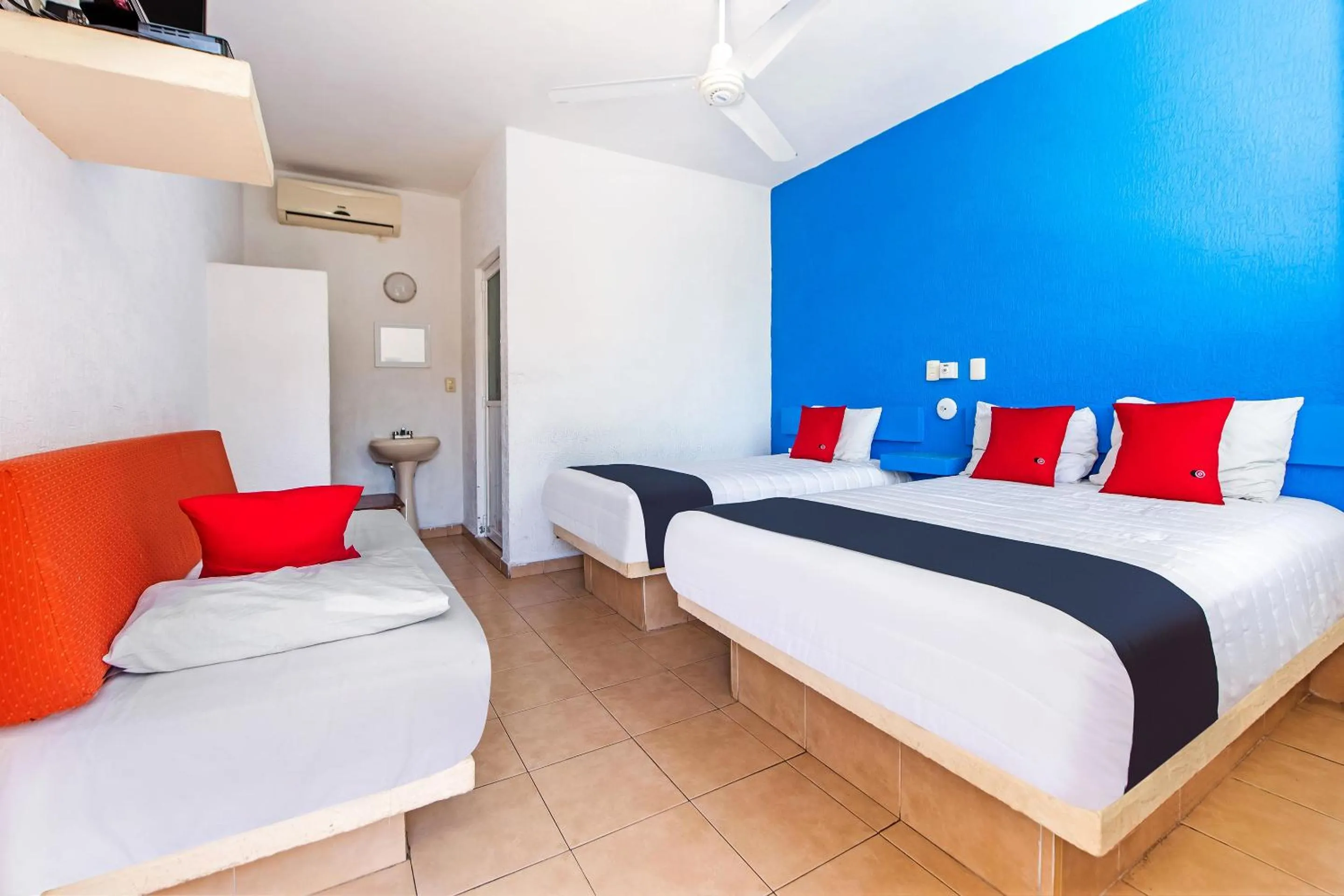 Bedroom, Bed in Capital O Hotel El Mejicano, Acapulco