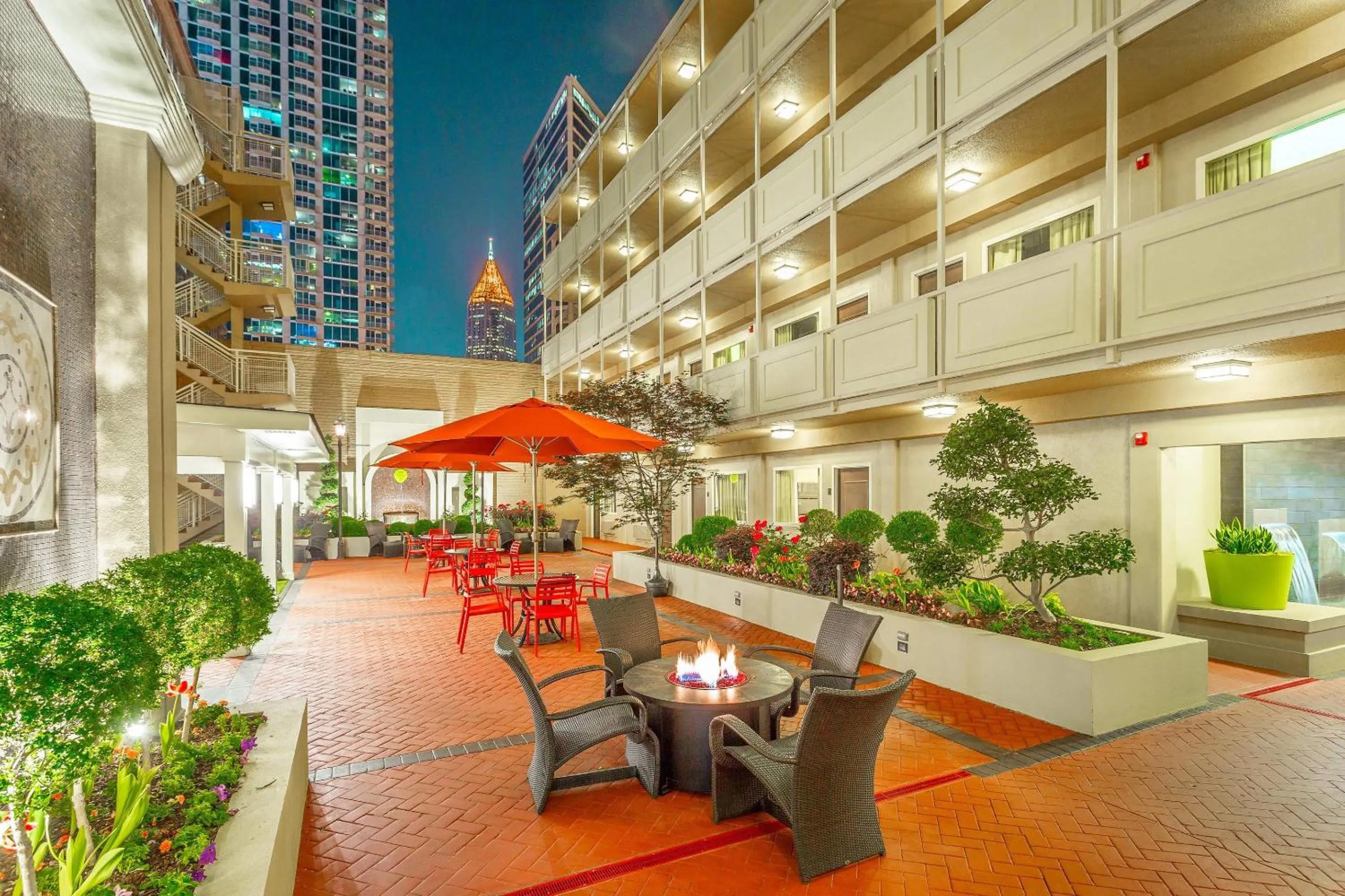 Swimming pool in Inn at the Peachtrees, an Ascend Collection Hotel