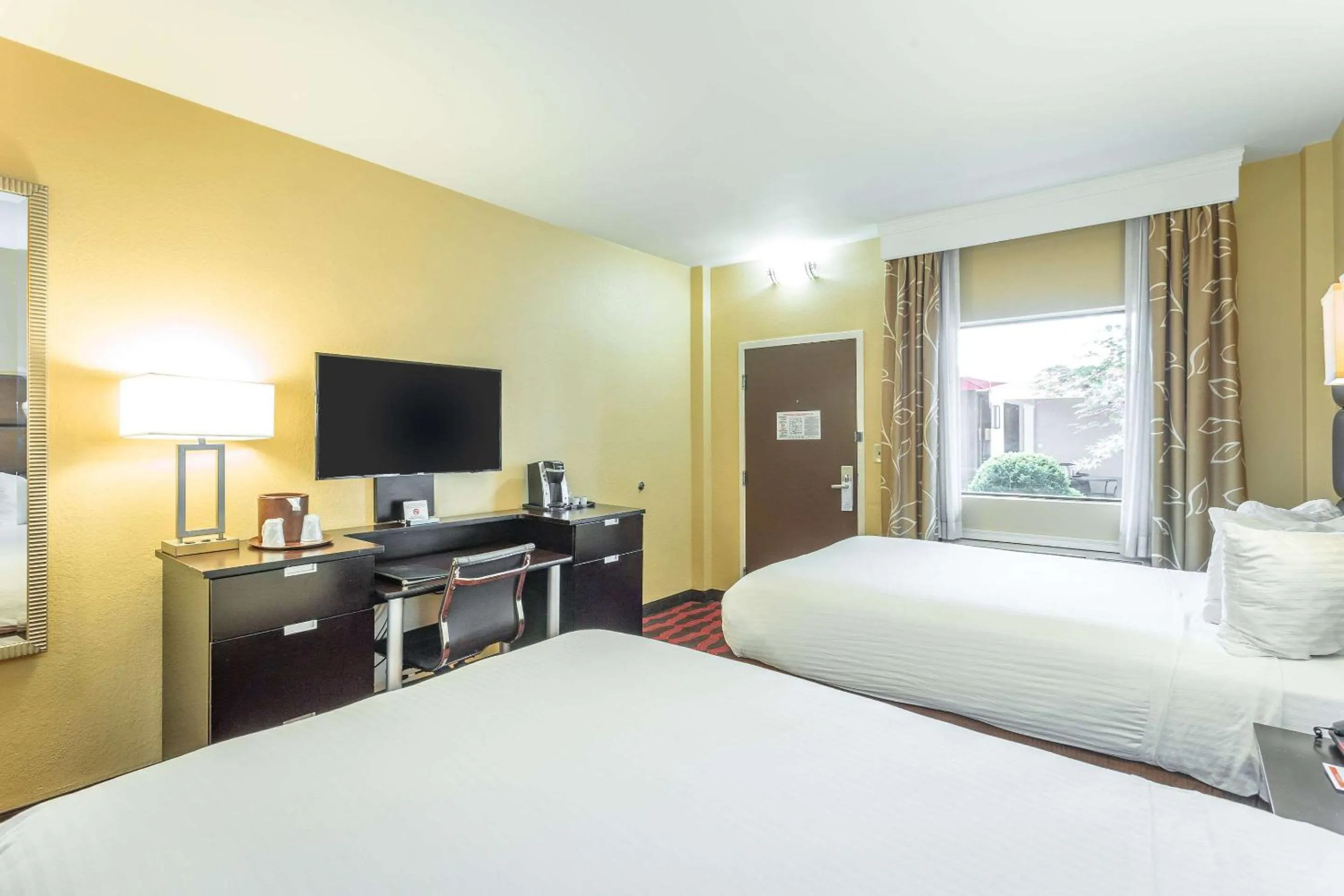 Traditional Double Room with Courtyard View - Non-Smoking in Inn at the Peachtrees, an Ascend Collection Hotel