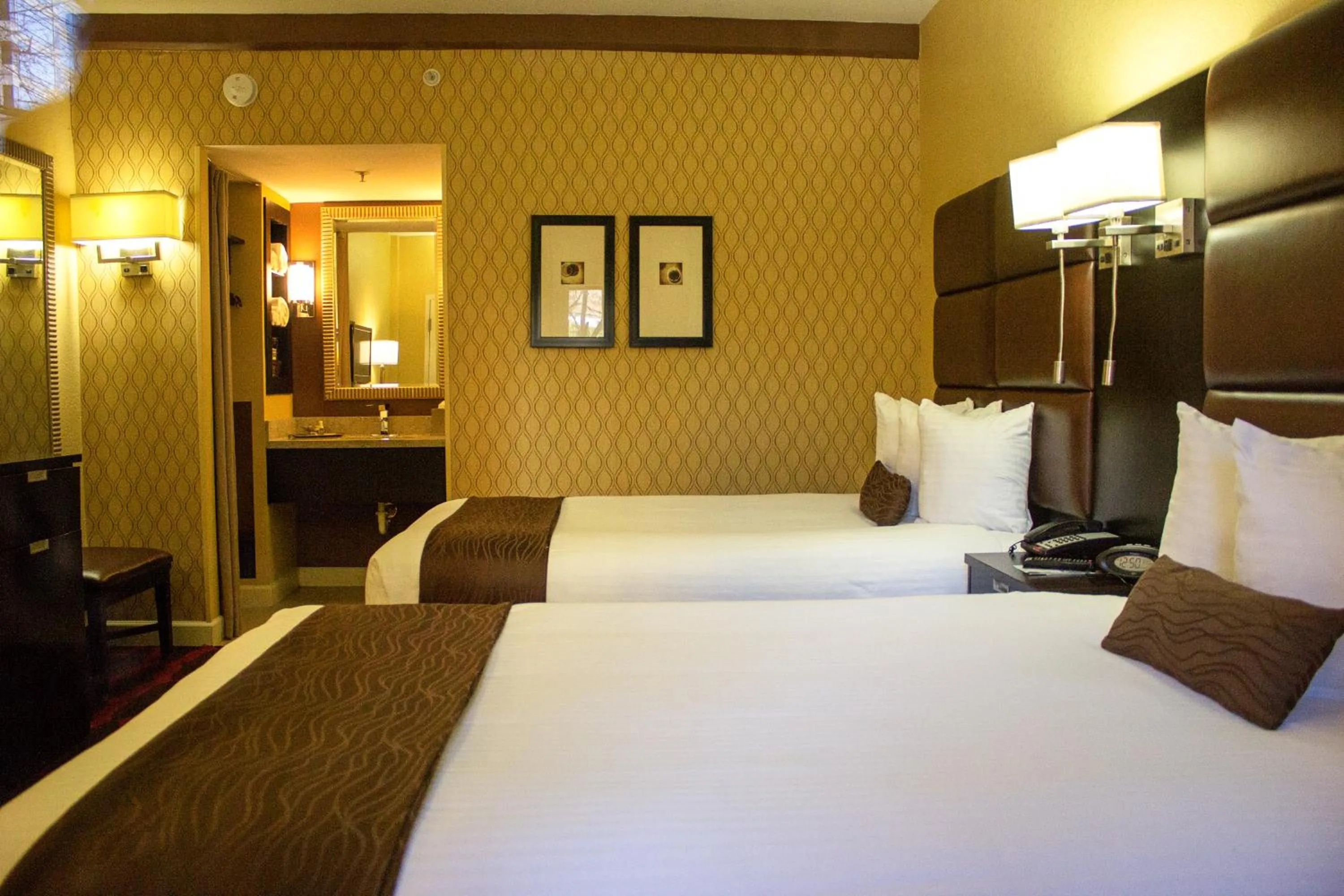 Bedroom, Bed in Inn at the Peachtrees, an Ascend Collection Hotel