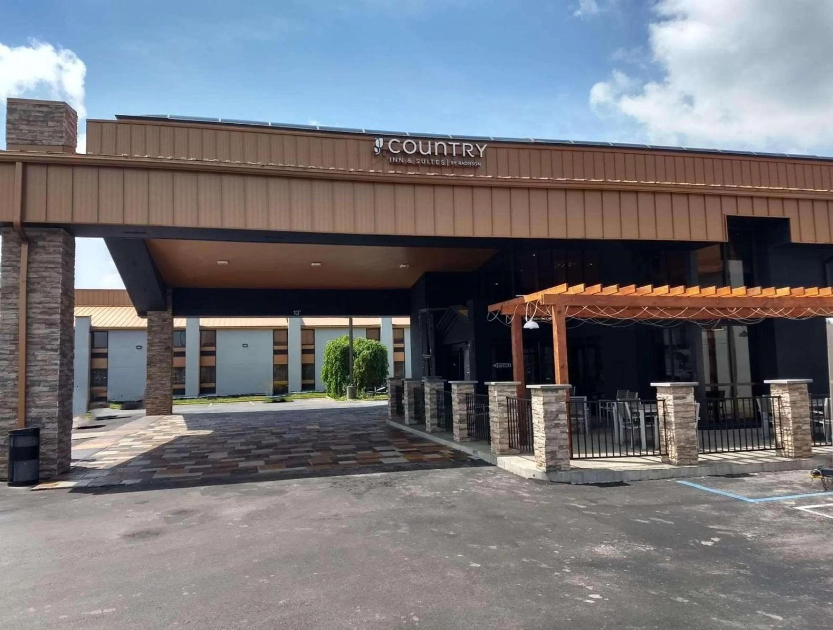 Property building in Country Inn & Suites by Radisson, Indianapolis East, IN