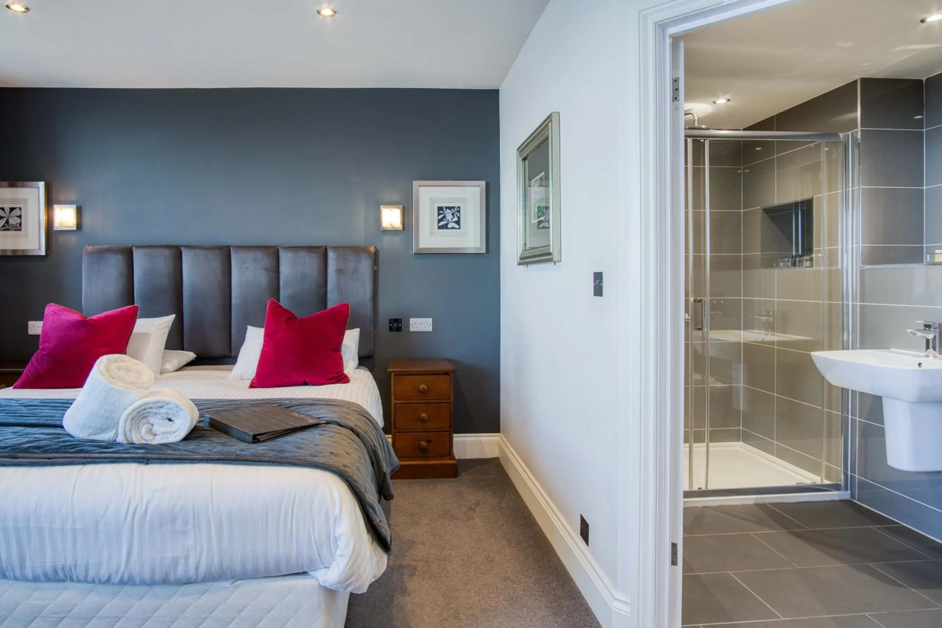 Shower, Bed in The Helaina