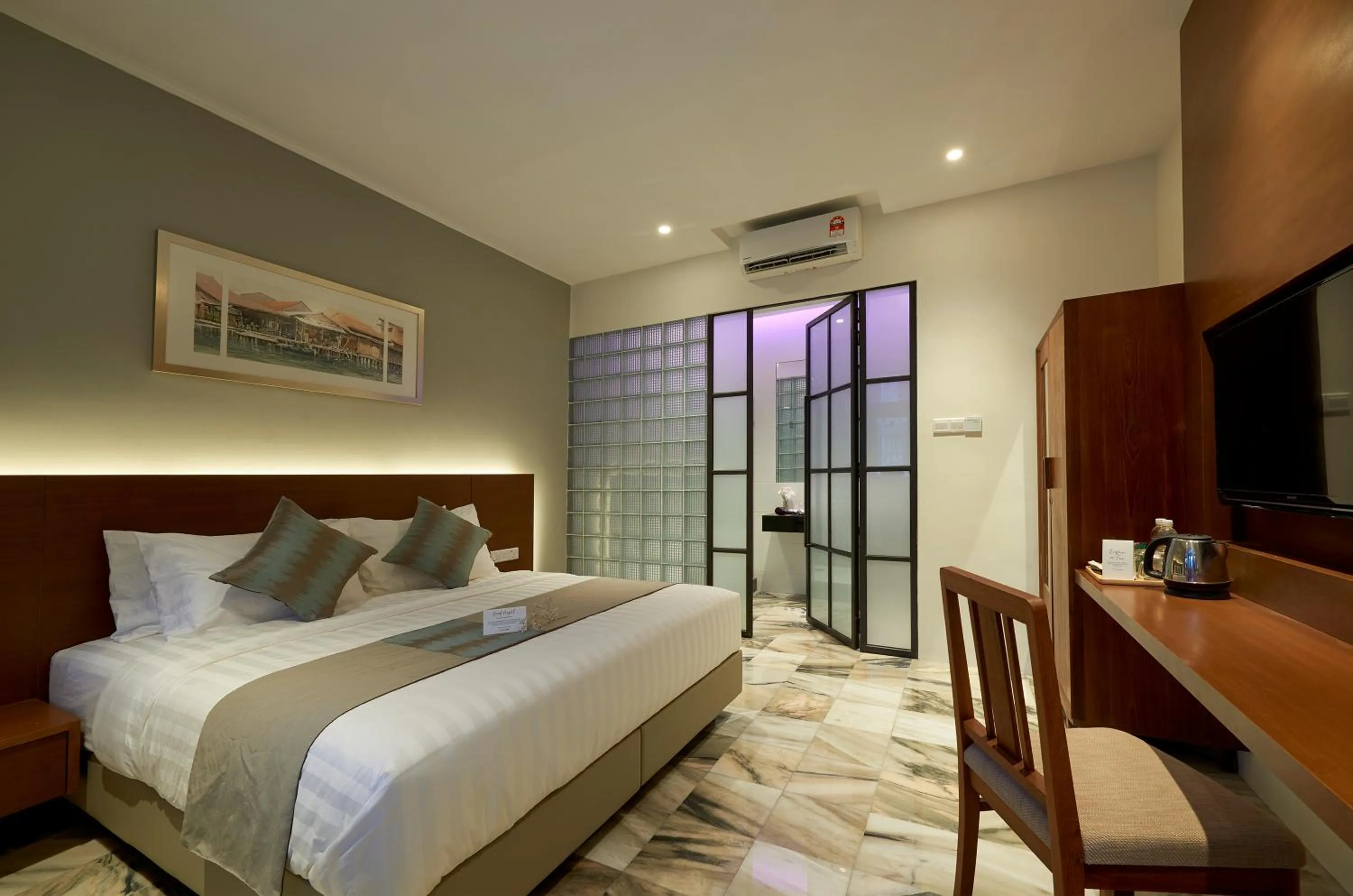 Photo of the whole room, Bed in Macalister Terraces Hotel