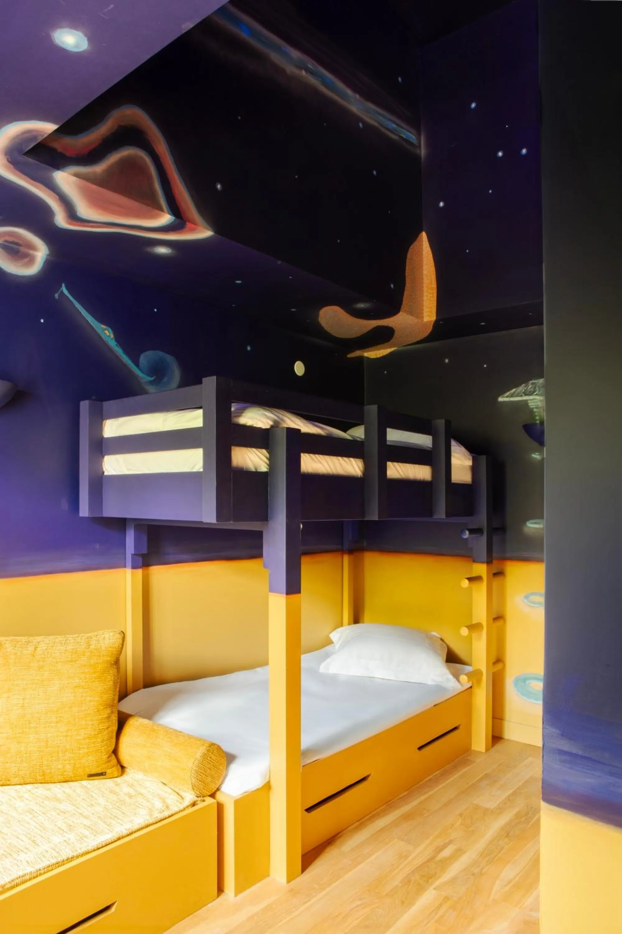 bunk bed, Bed in La Folie Barbizon