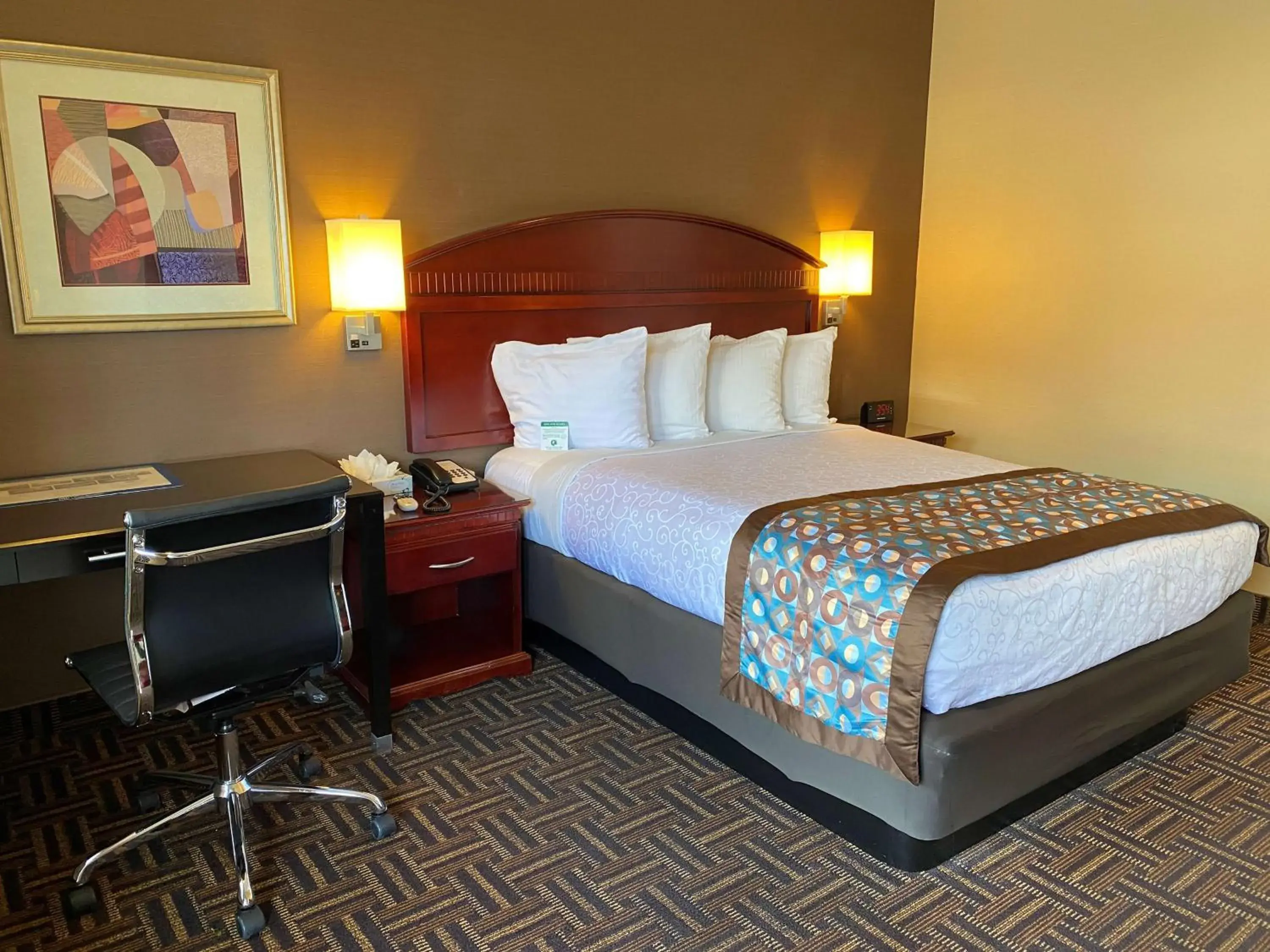 Photo of the whole room, Bed in Best Western Pasadena Inn Photo of the whole room, Bed in Best Western Pasadena Inn