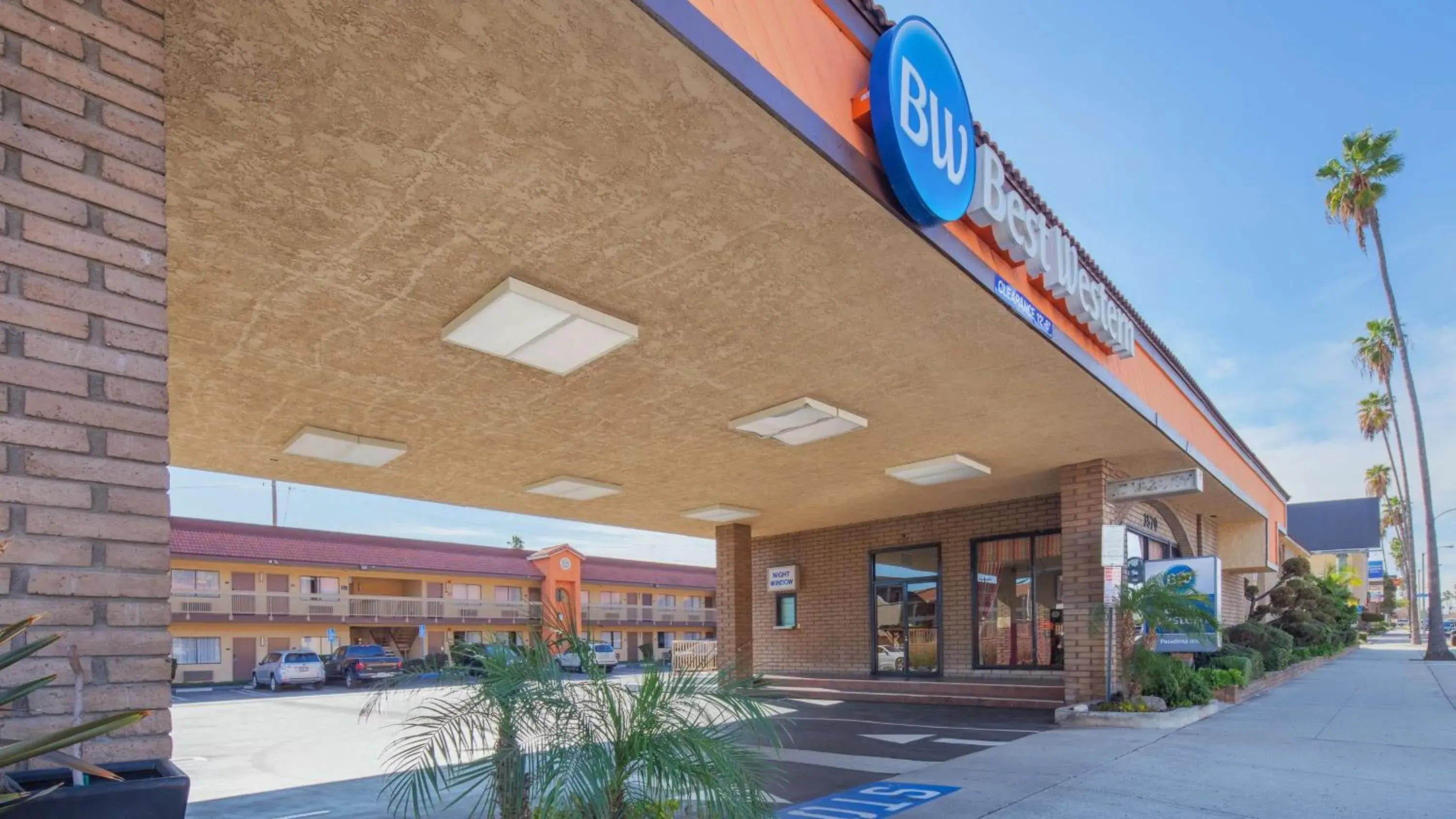 Property building in Best Western Pasadena Inn Property building in Best Western Pasadena Inn