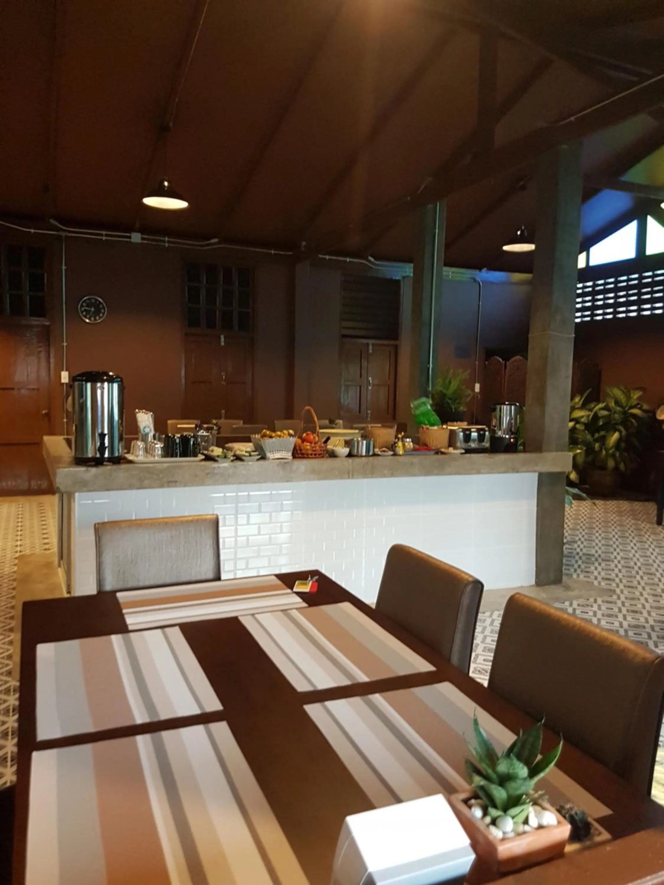 Restaurant/places to eat in Mon-Dee minihotel