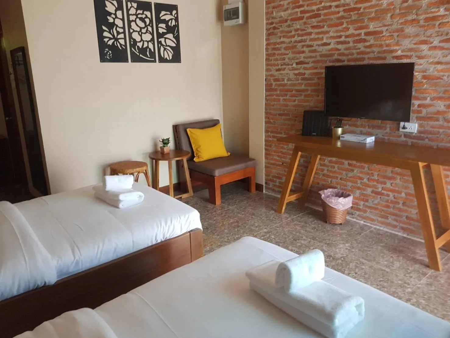 Bed in Mon-Dee minihotel