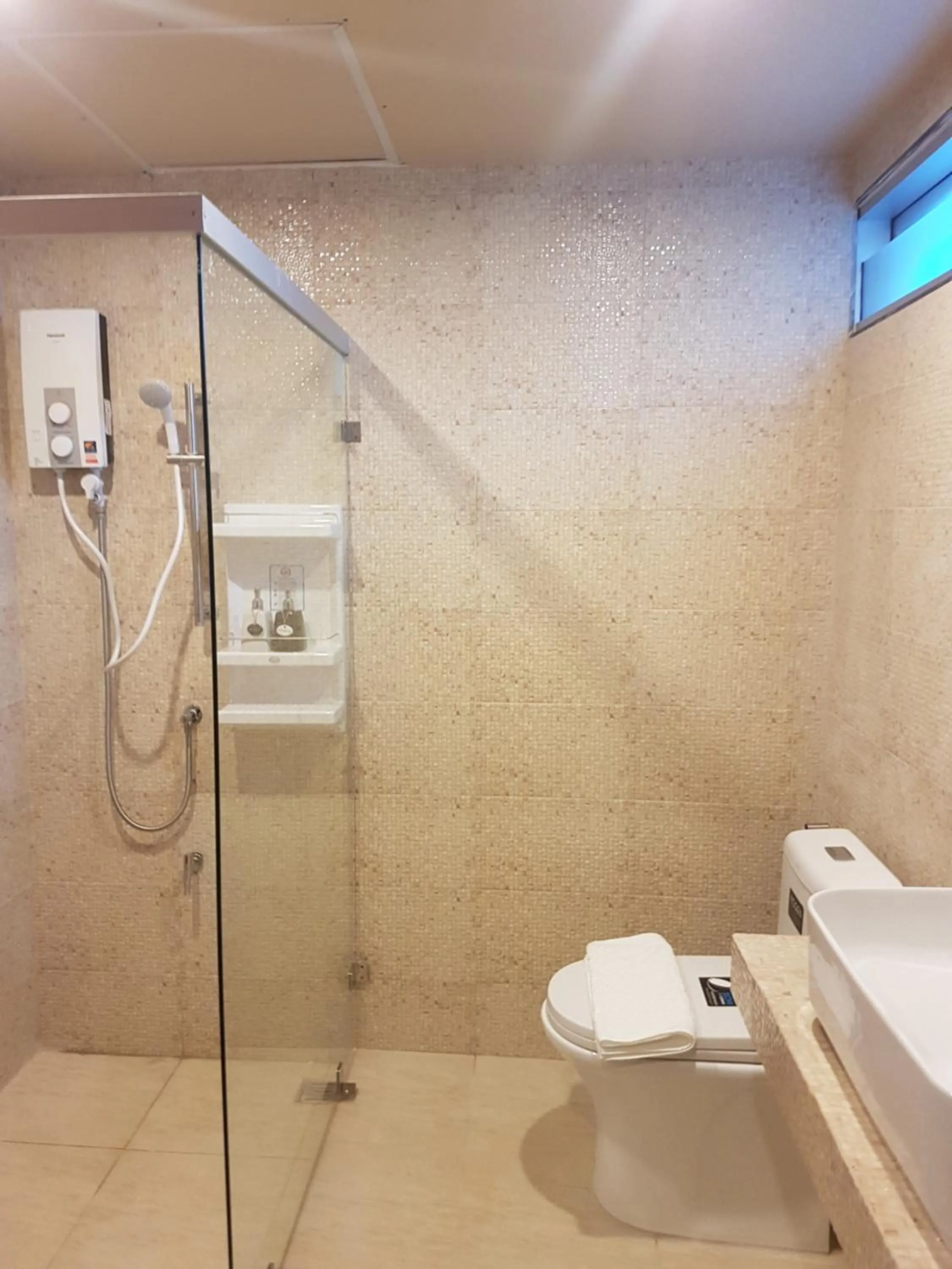 Bathroom in Mon-Dee minihotel