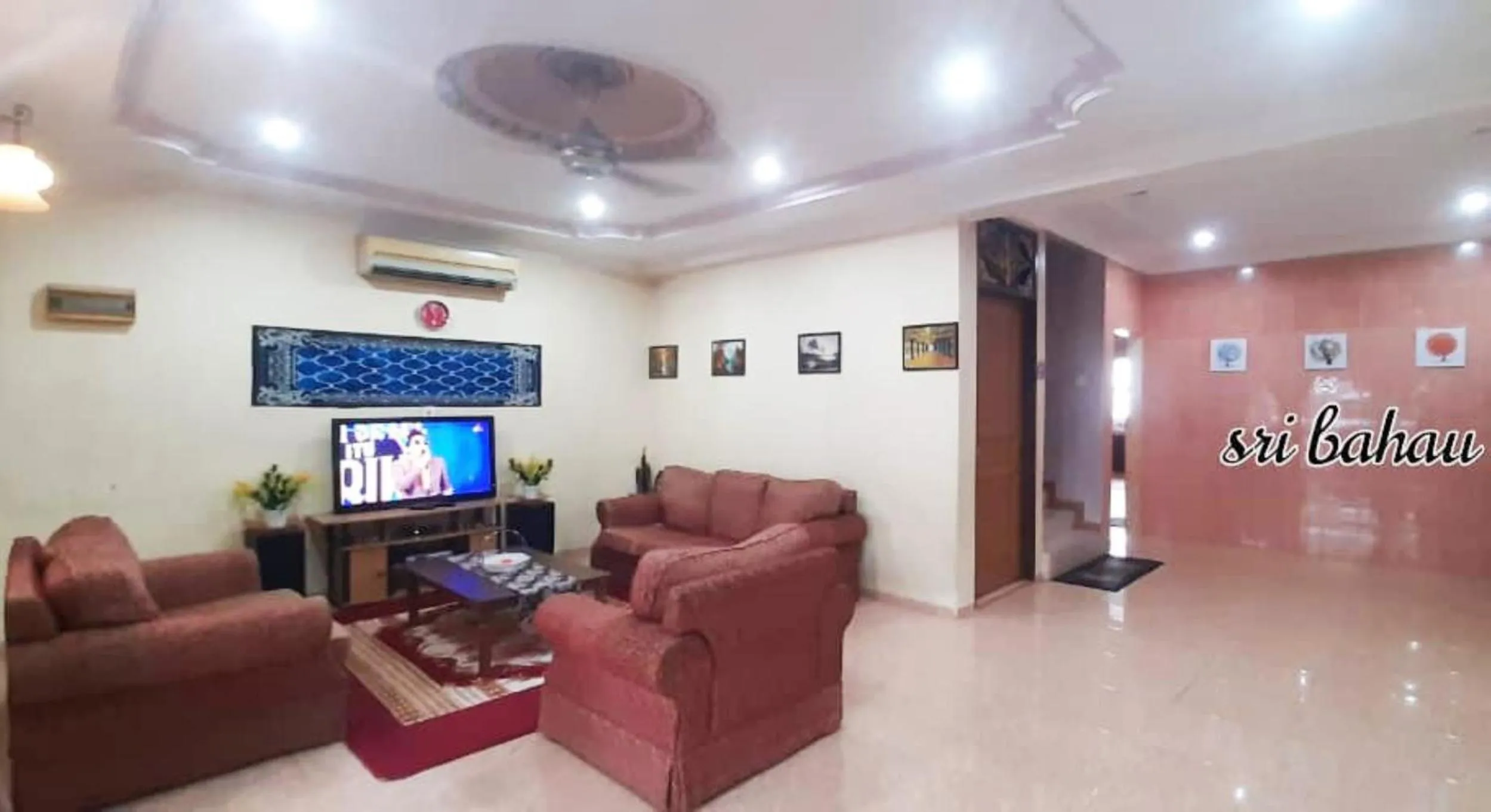 Communal lounge/ TV room in Hotel Sri Bahau