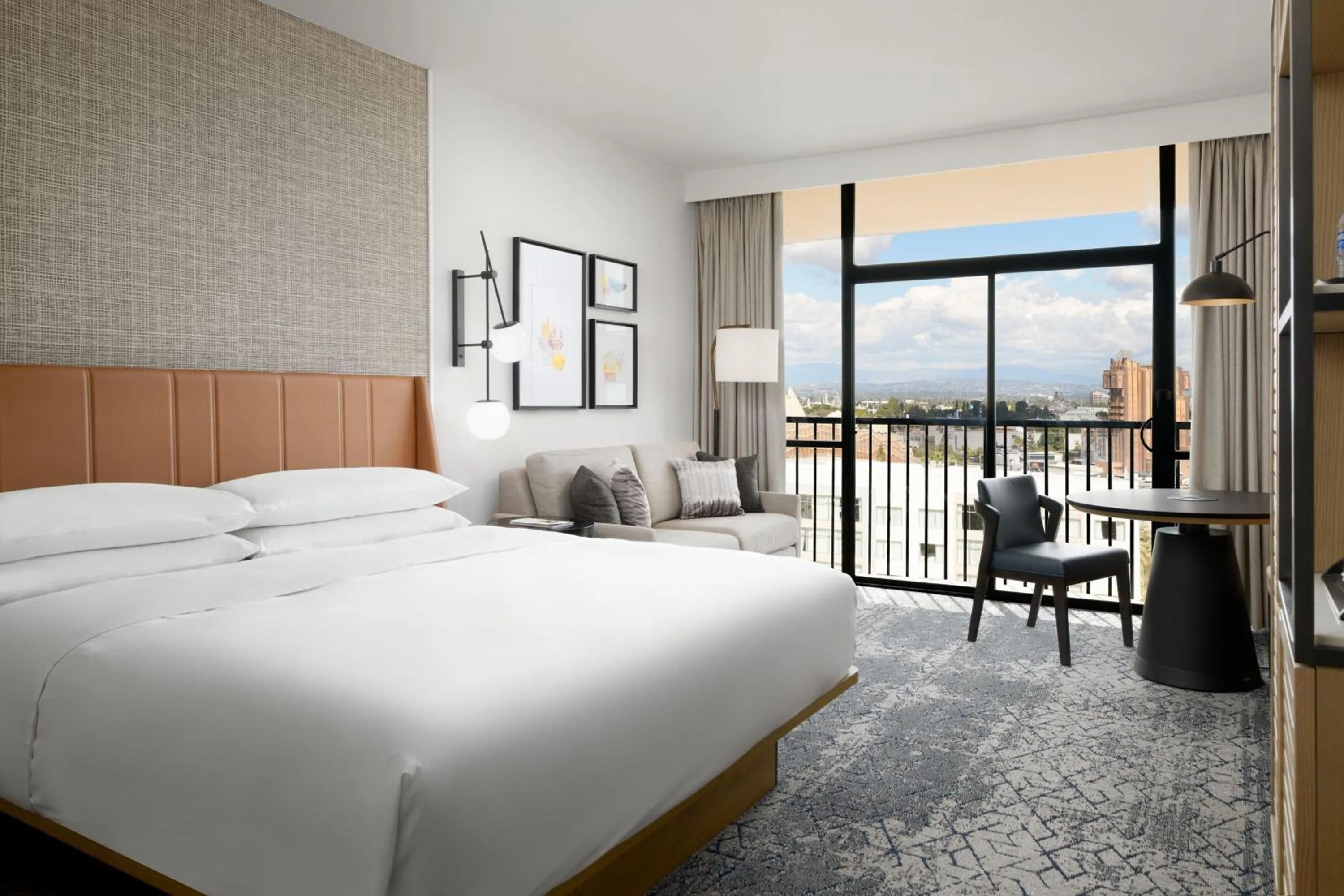 Photo of the whole room, Bed in Sheraton Park Hotel at the Anaheim Resort