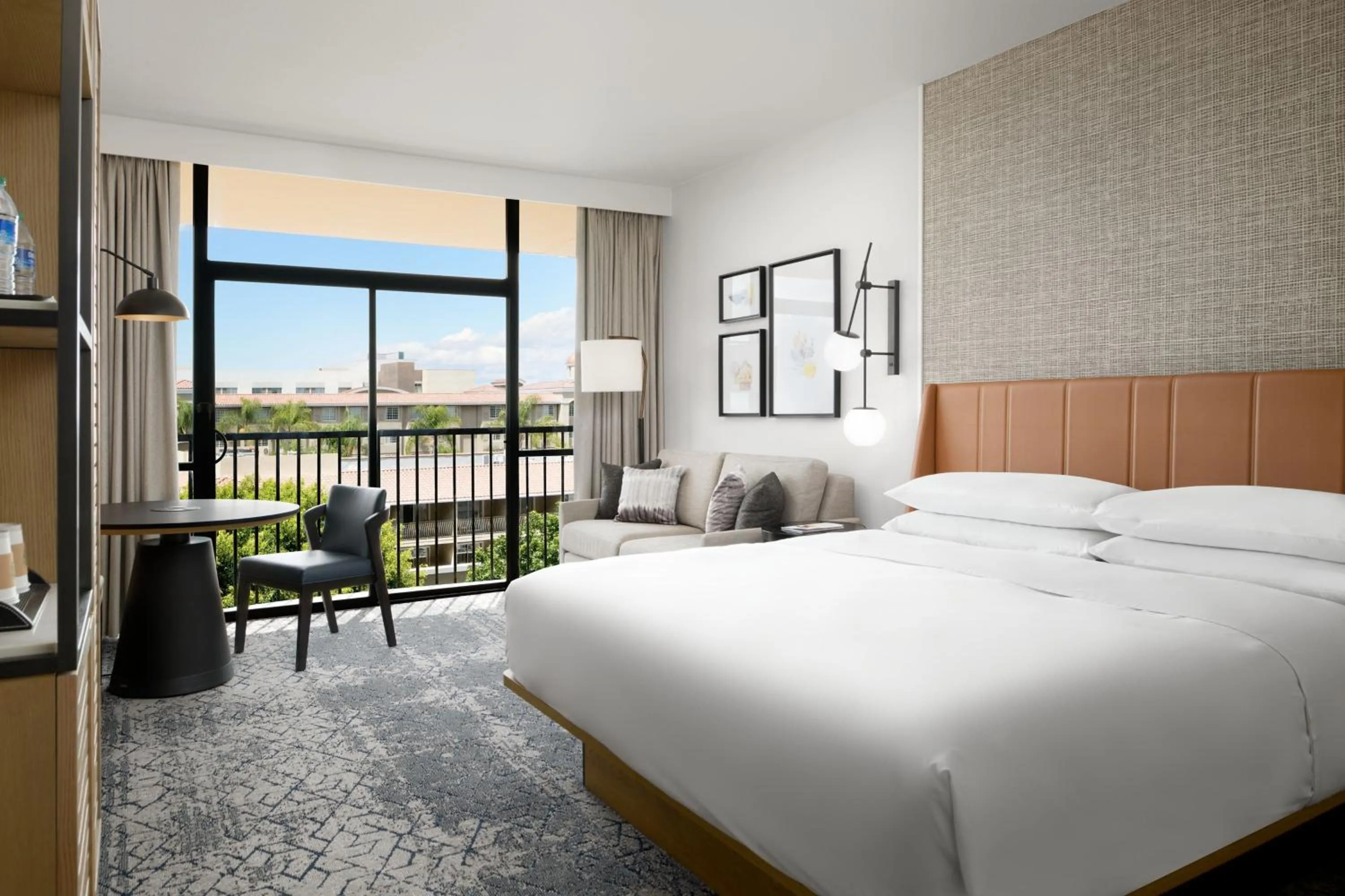 Photo of the whole room, Bed in Sheraton Park Hotel at the Anaheim Resort