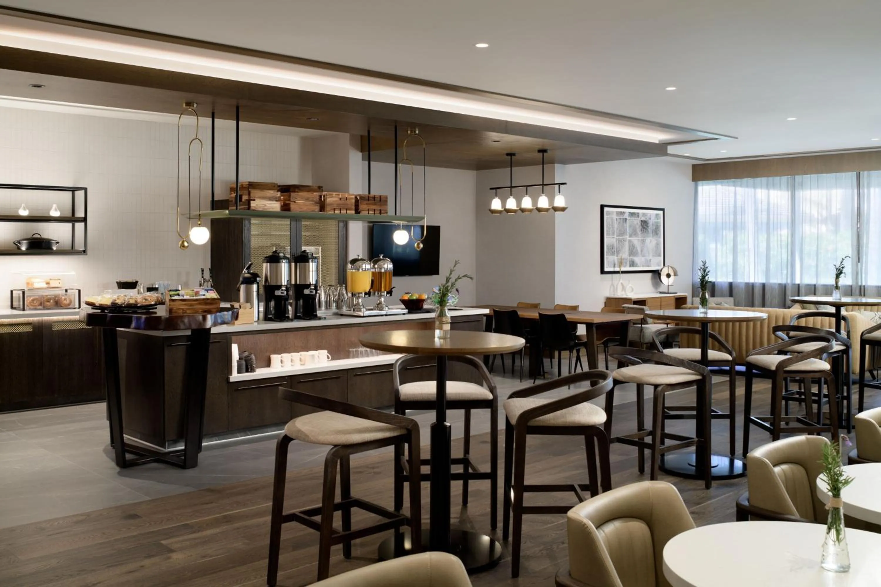 Lounge or bar in Sheraton Park Hotel at the Anaheim Resort