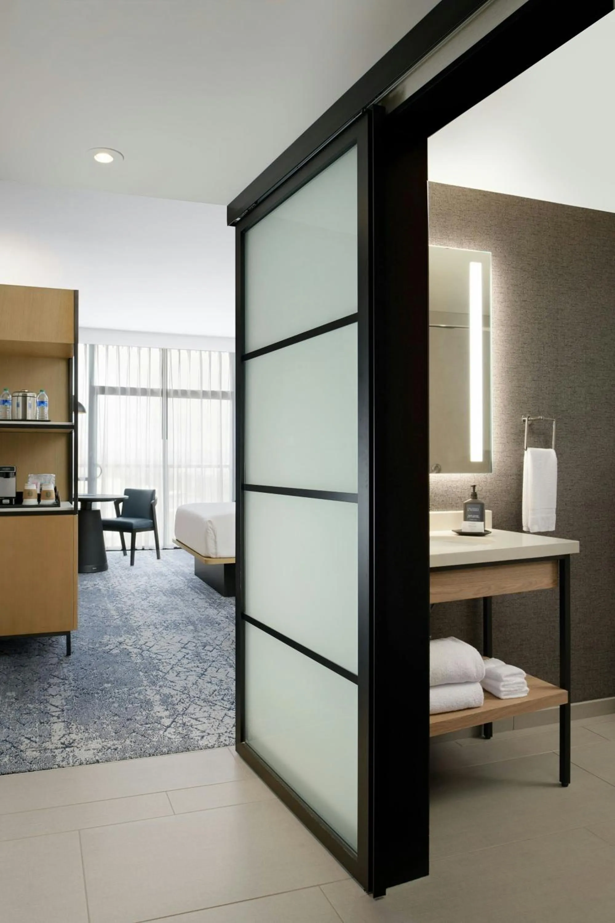 Bathroom, Bed in Sheraton Park Hotel at the Anaheim Resort