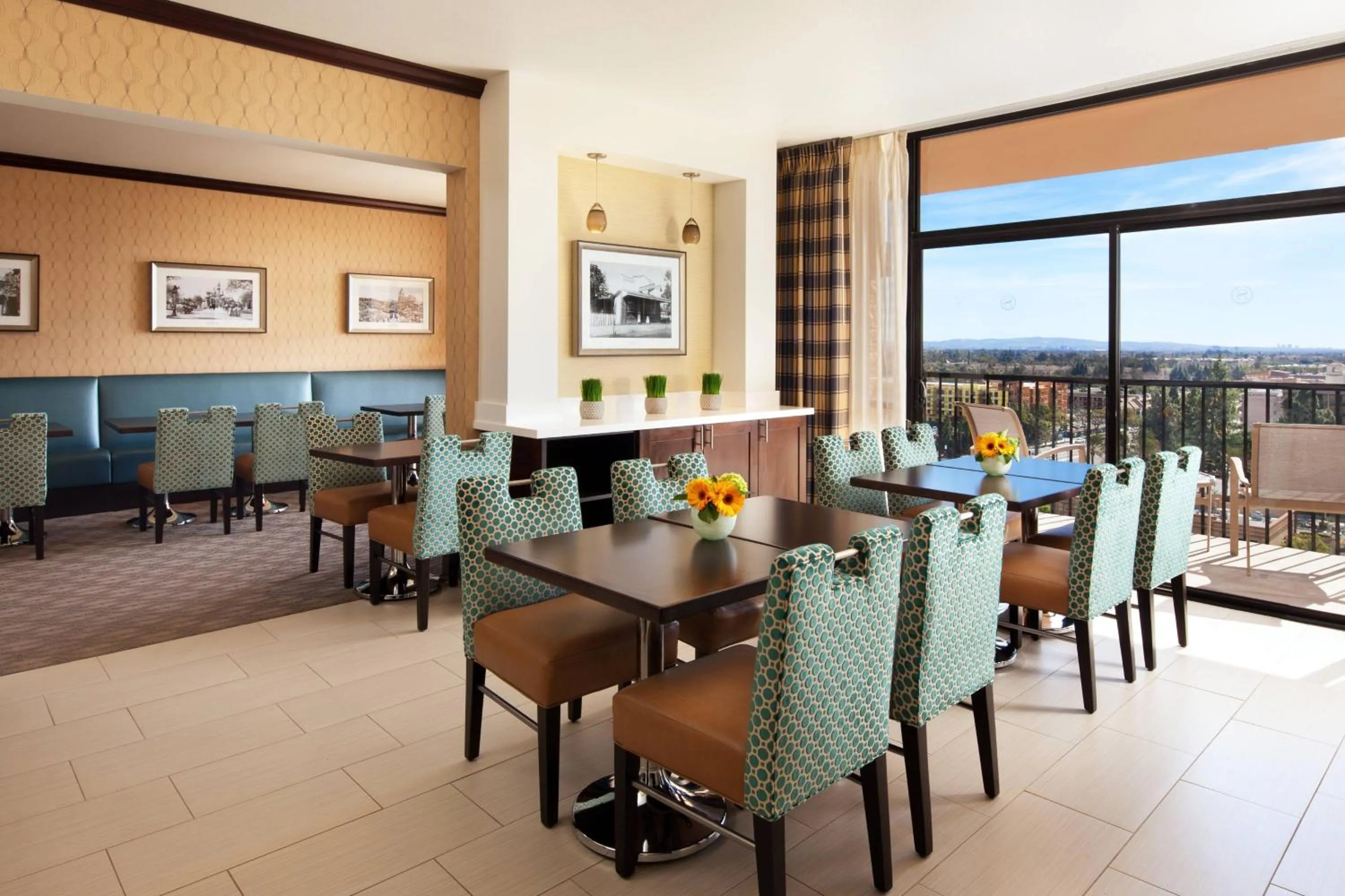 Lounge or bar in Sheraton Park Hotel at the Anaheim Resort