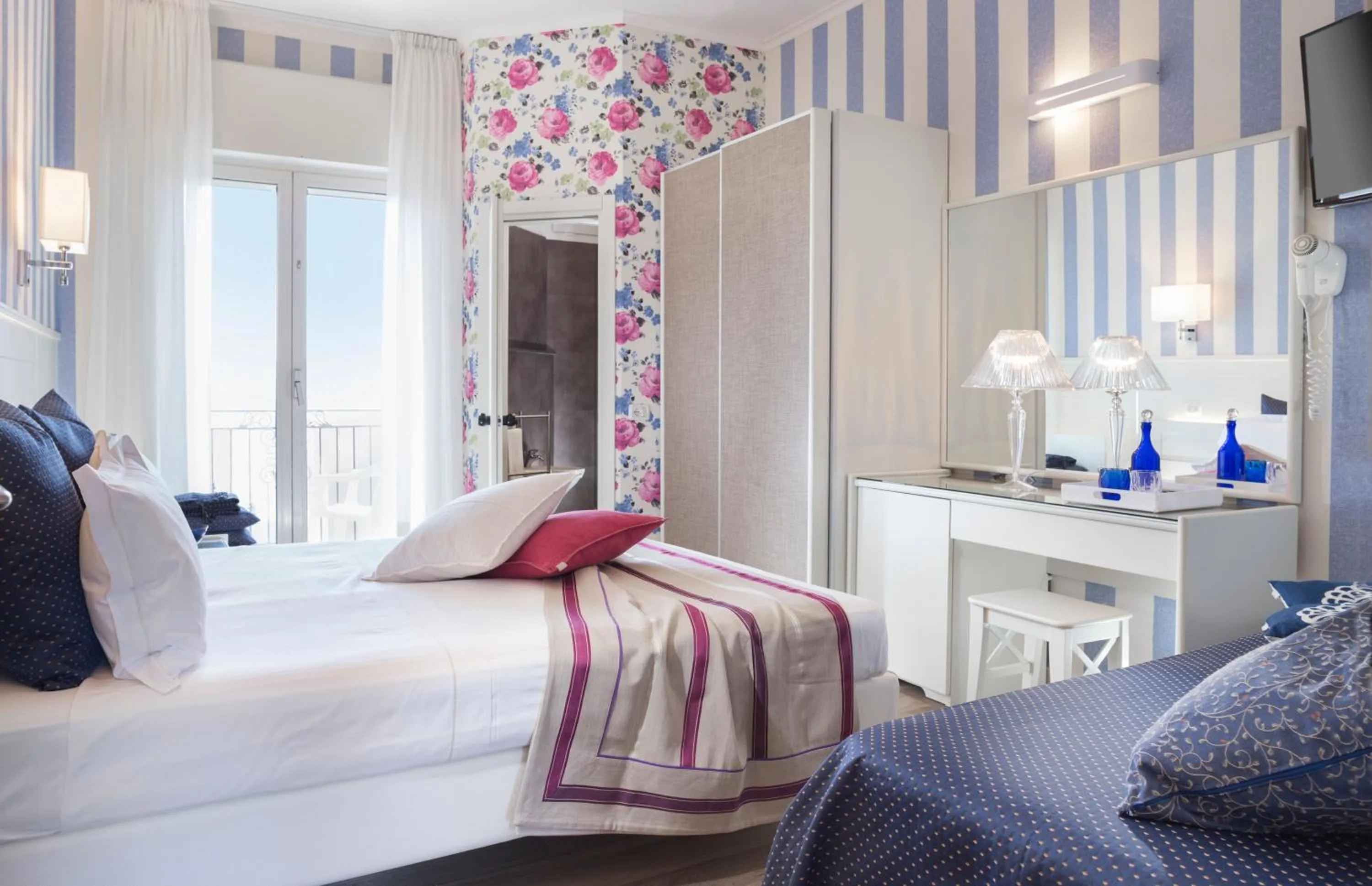 Shower, Bed in Hotel Atlantic Riviera Mare