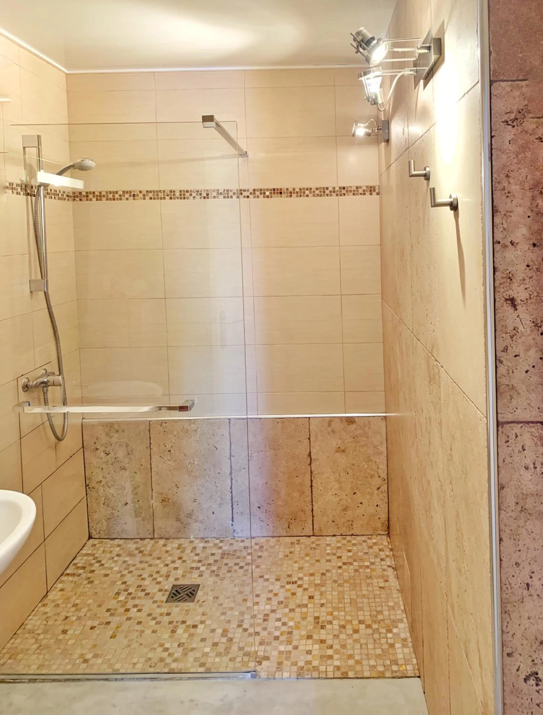 Shower in Hôtel Beau Soleil