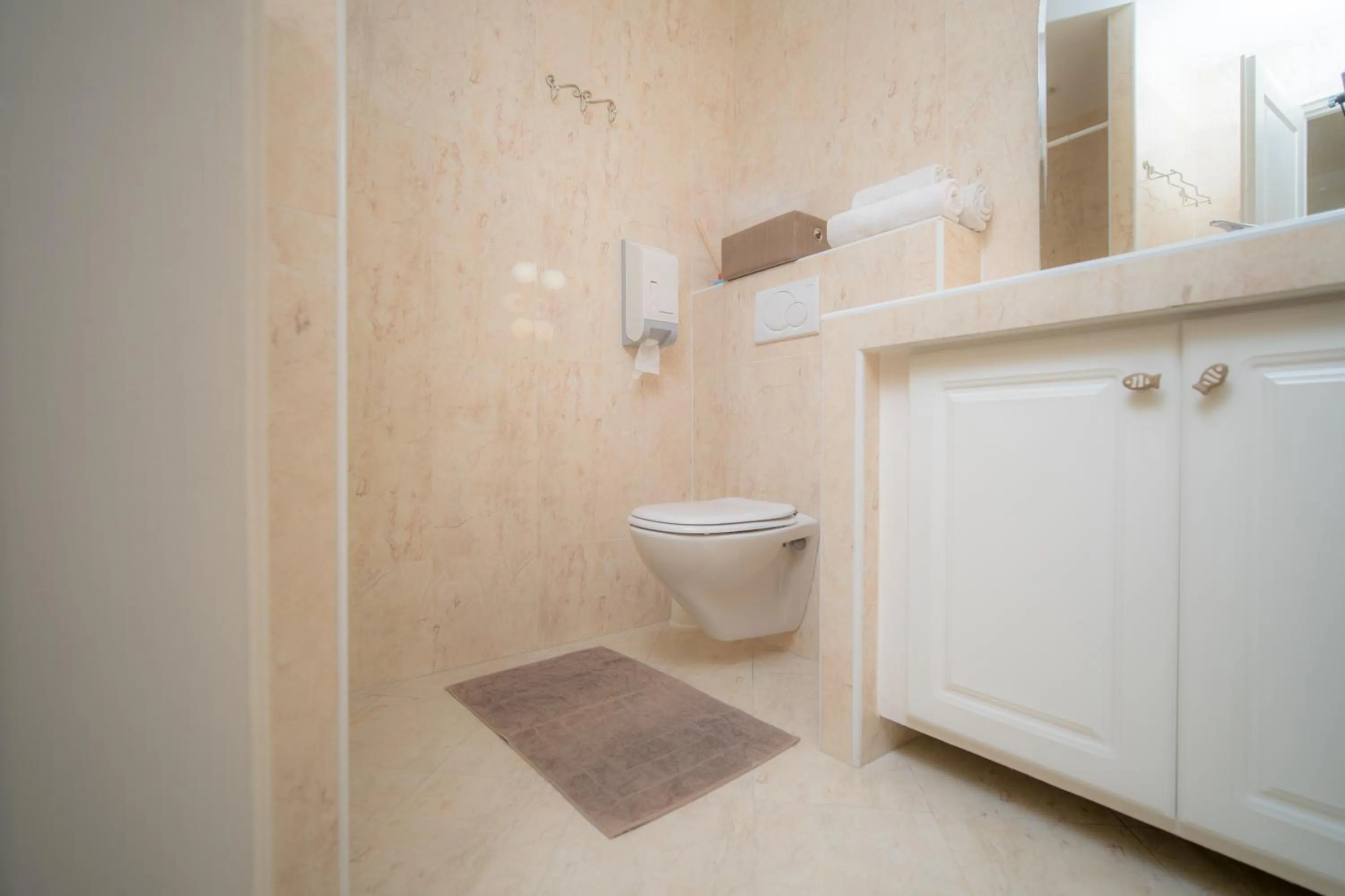 Toilet in Hôtel Beau Soleil