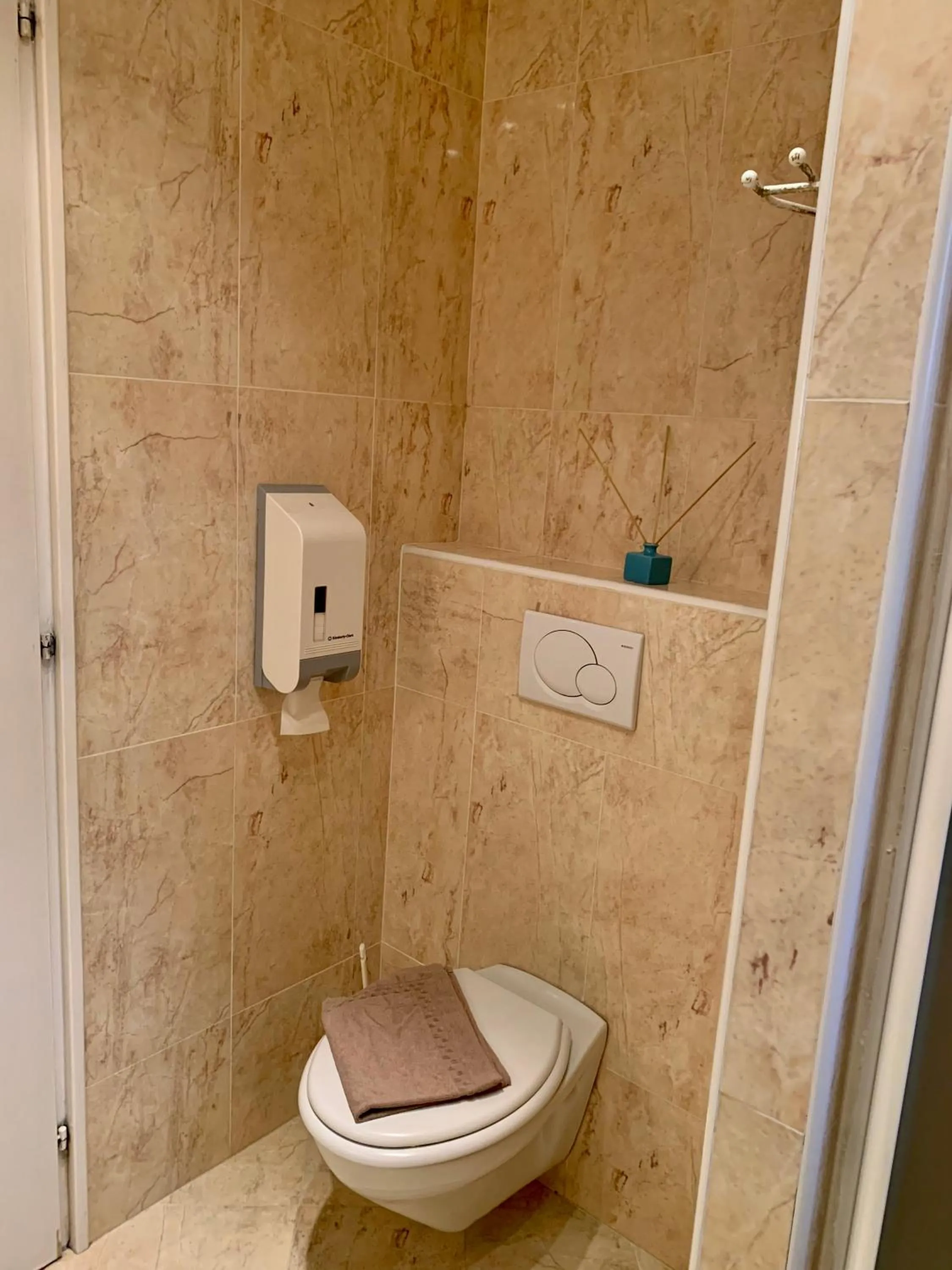 Toilet in Hôtel Beau Soleil