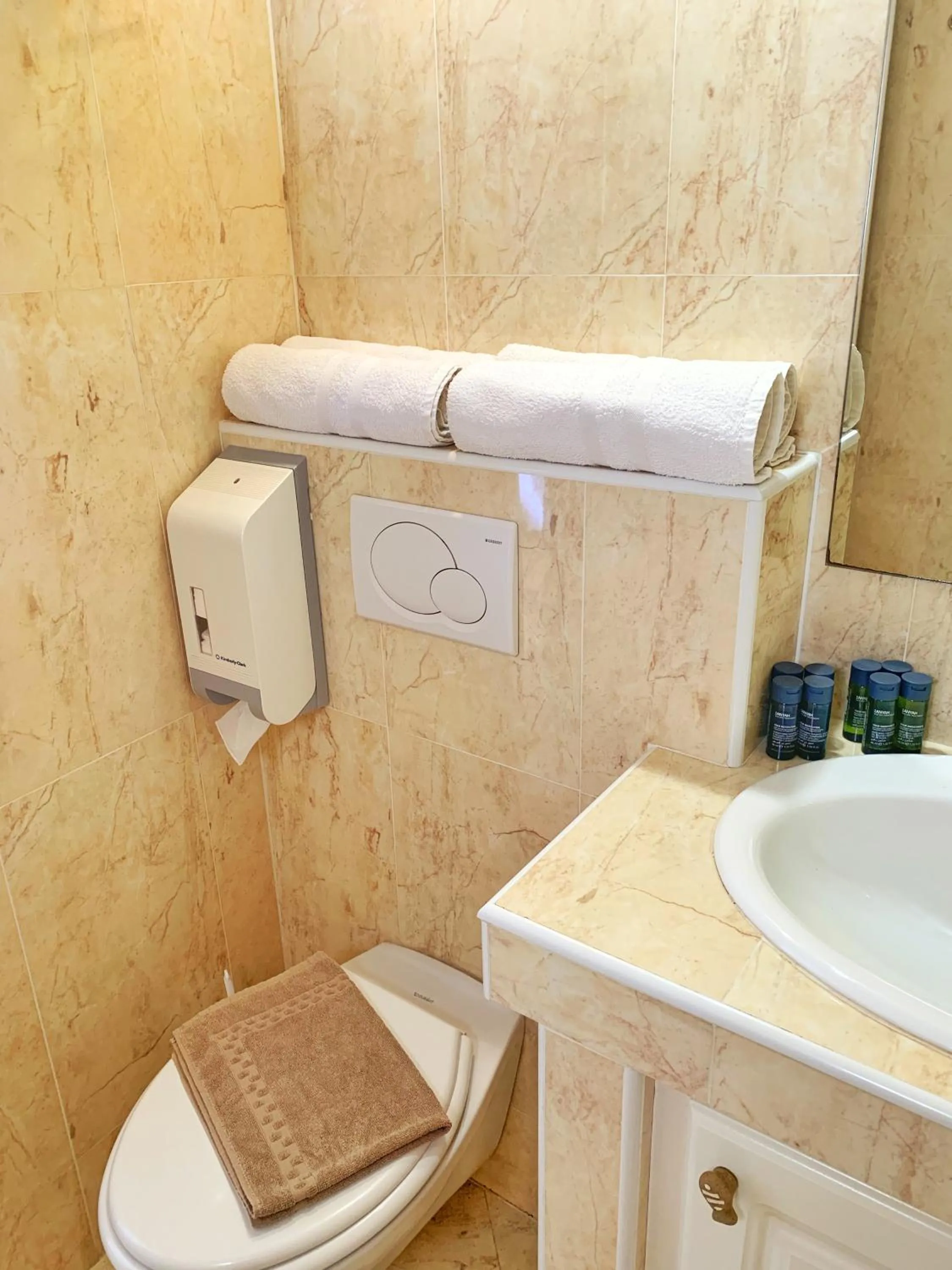 Toilet in Hôtel Beau Soleil