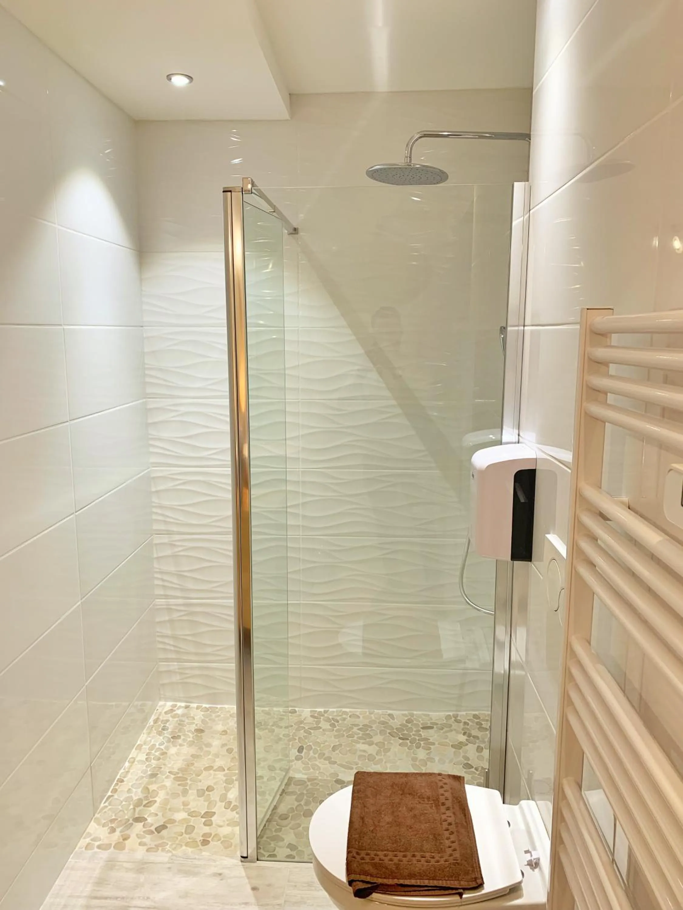 Shower in Hôtel Beau Soleil