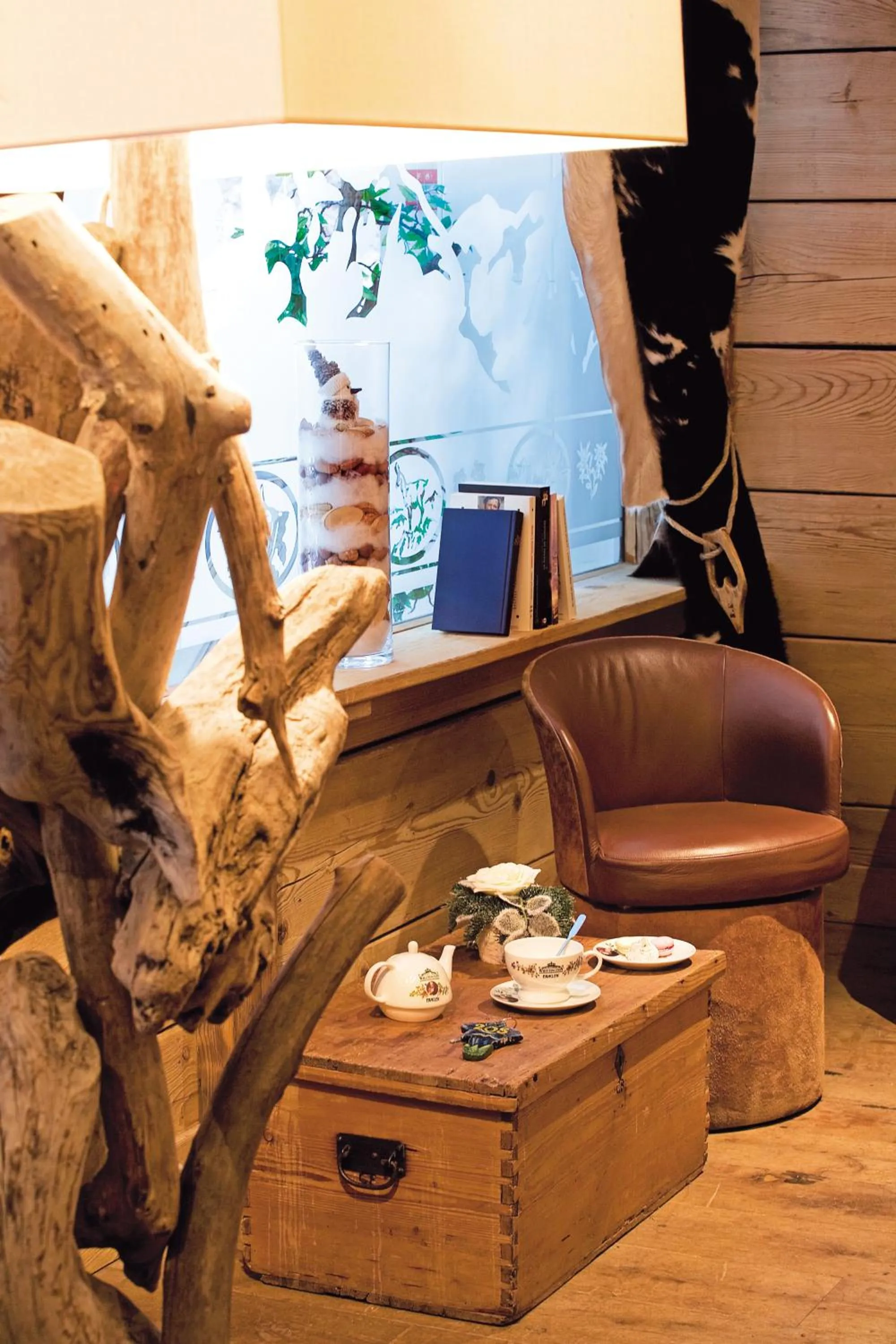 Communal lounge/ TV room in Les Gentianettes Hotel & Spa