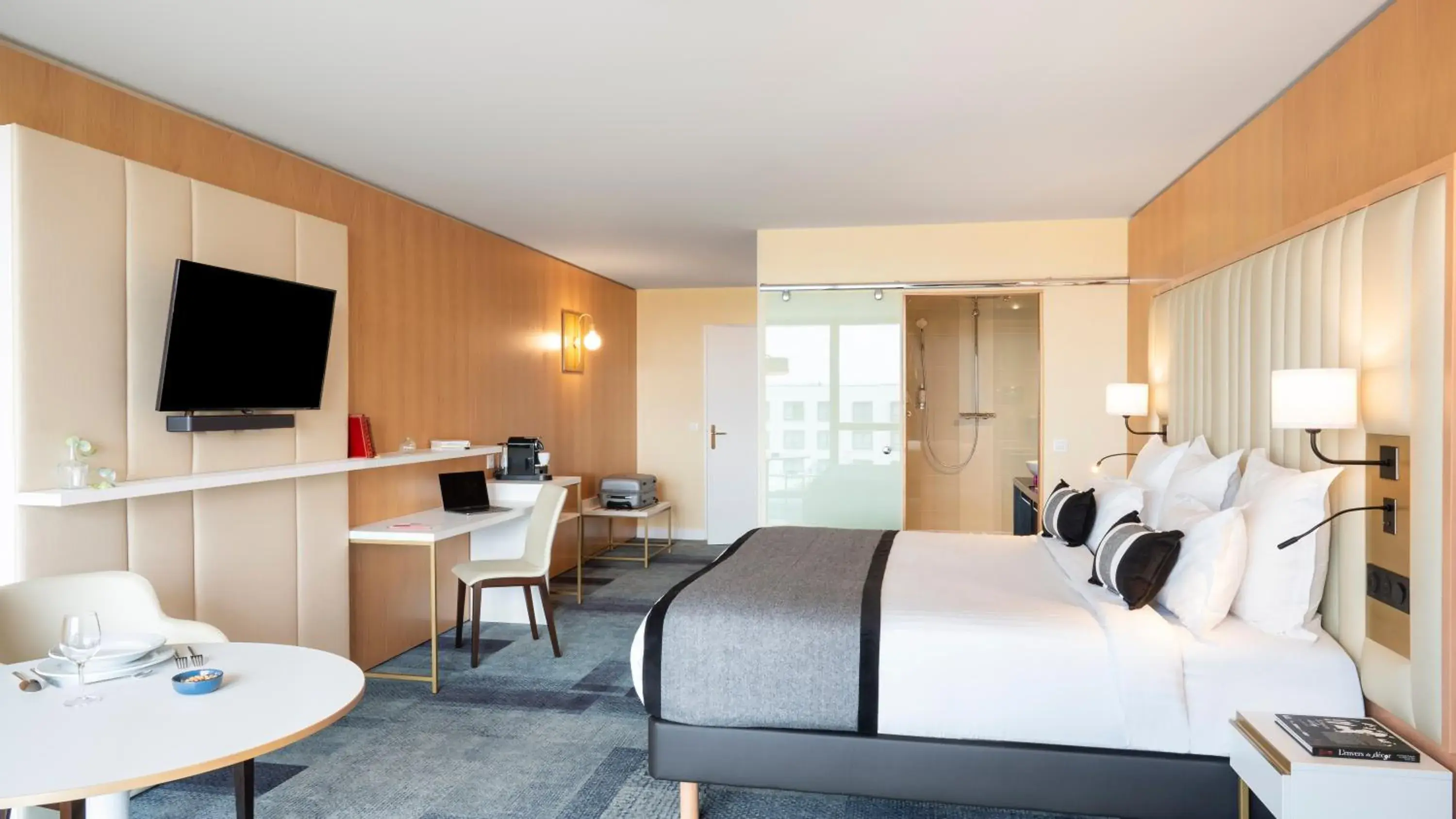 Property building, Bed in Residhome Suites Paris Sénart Property building, Bed in Residhome Suites Paris Sénart