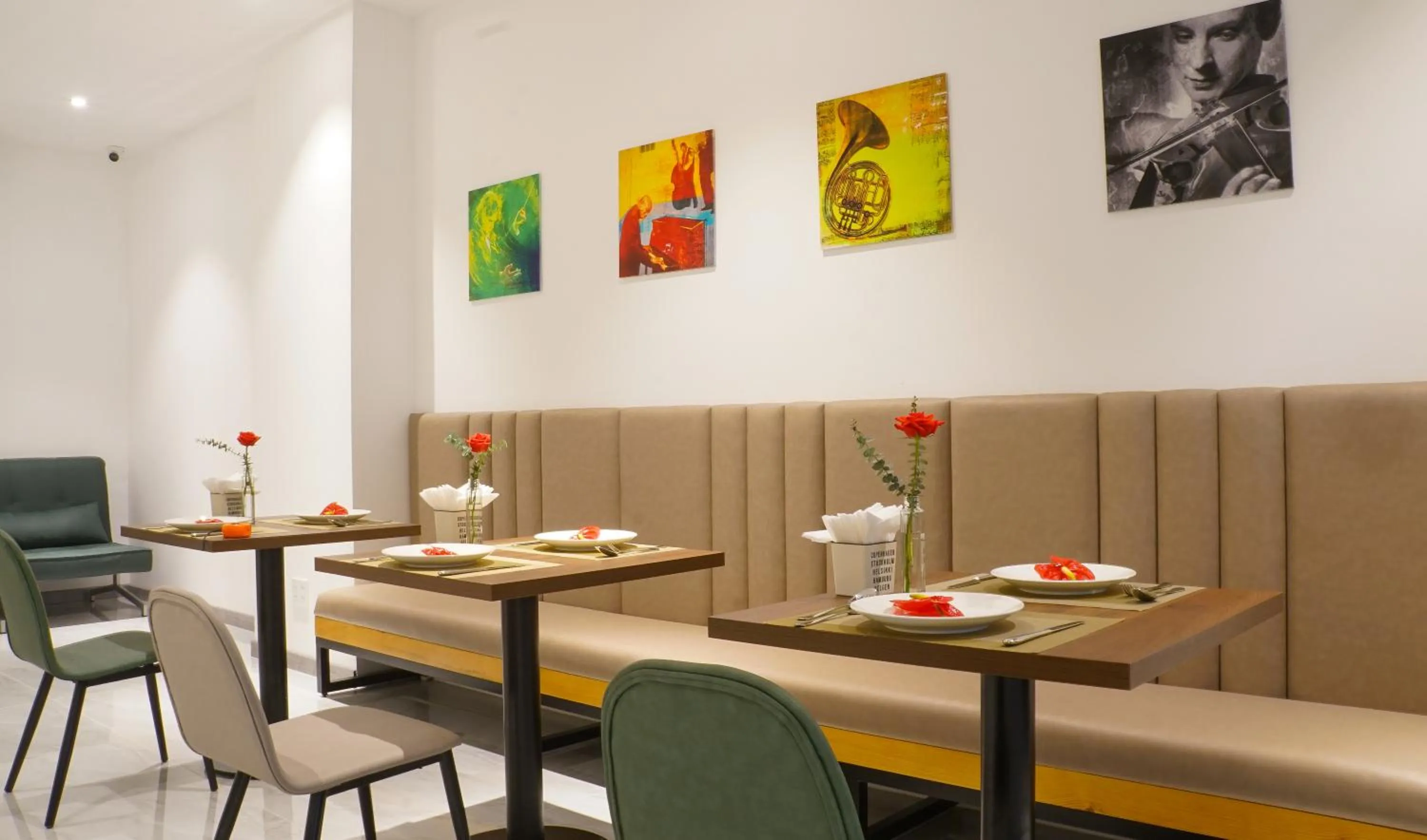 Restaurant/places to eat in PIANO HOTEL